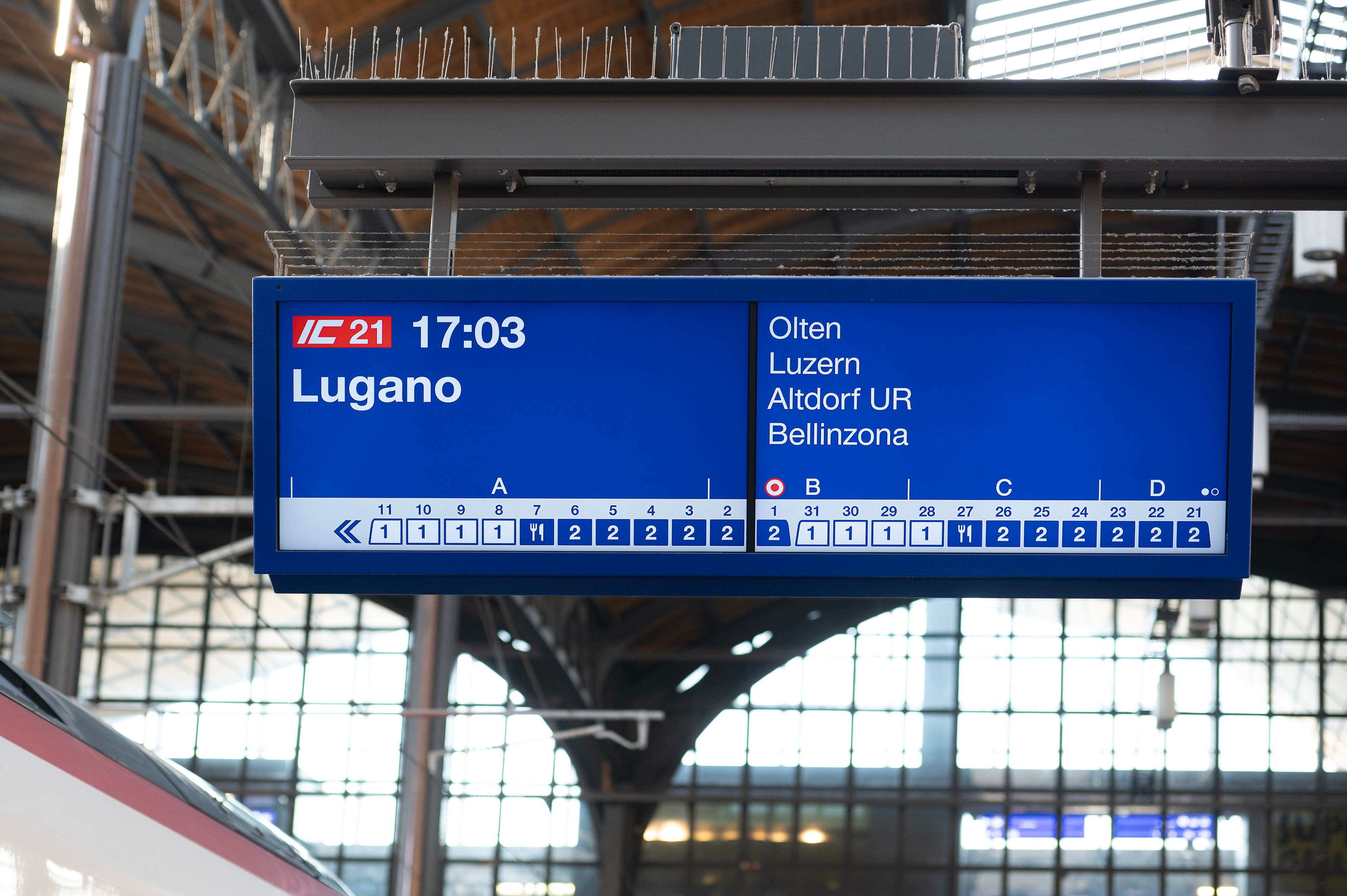 Ein Perronanzeiger mit dauerhaft sichtbarer Zugformation mit IC21 nach Lugano.