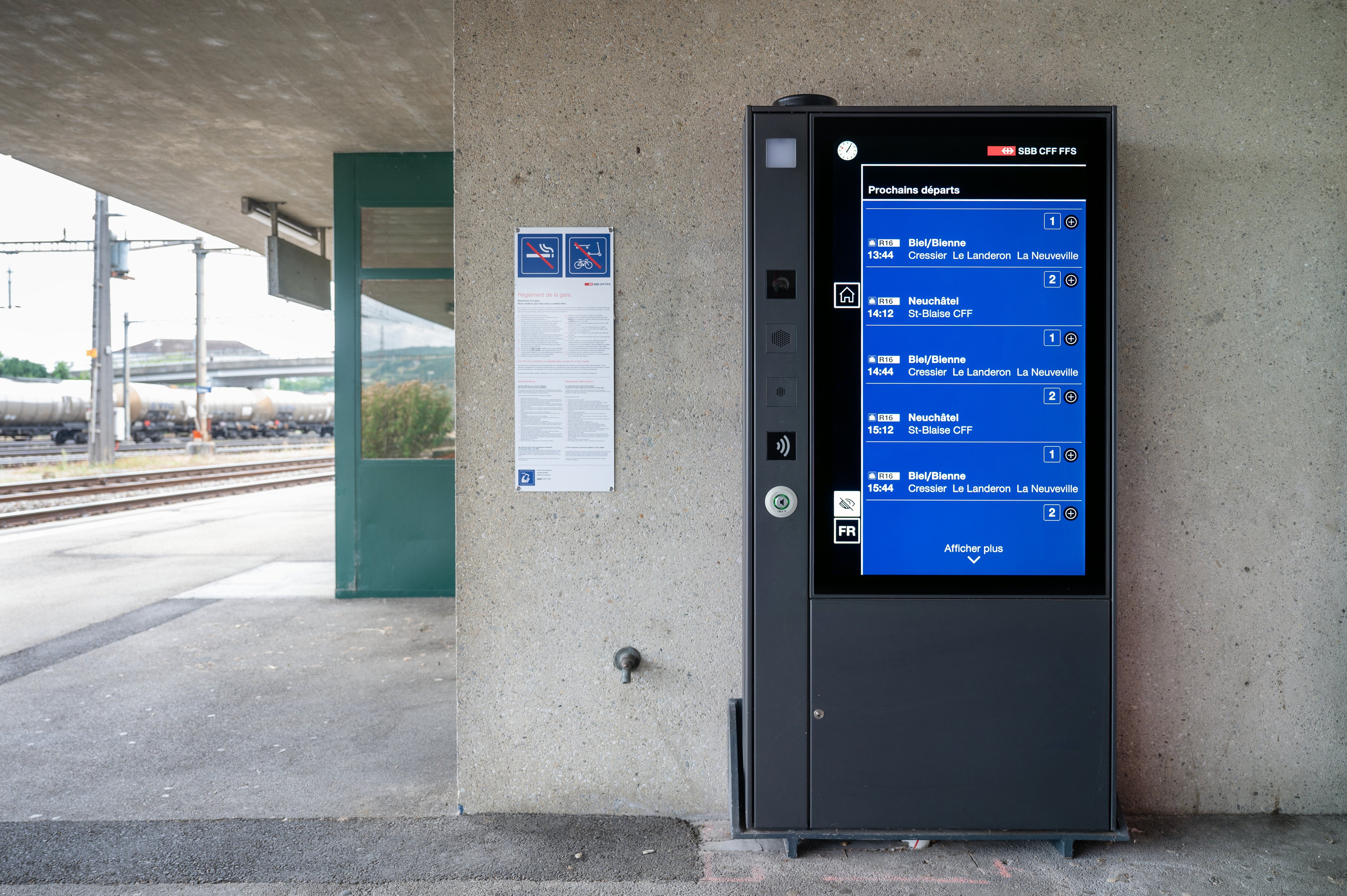 Ein SID mit Verbindungen nach Biel/Bienne auf Gleis 1 und nach Neuchâtel auf Gleis 2.