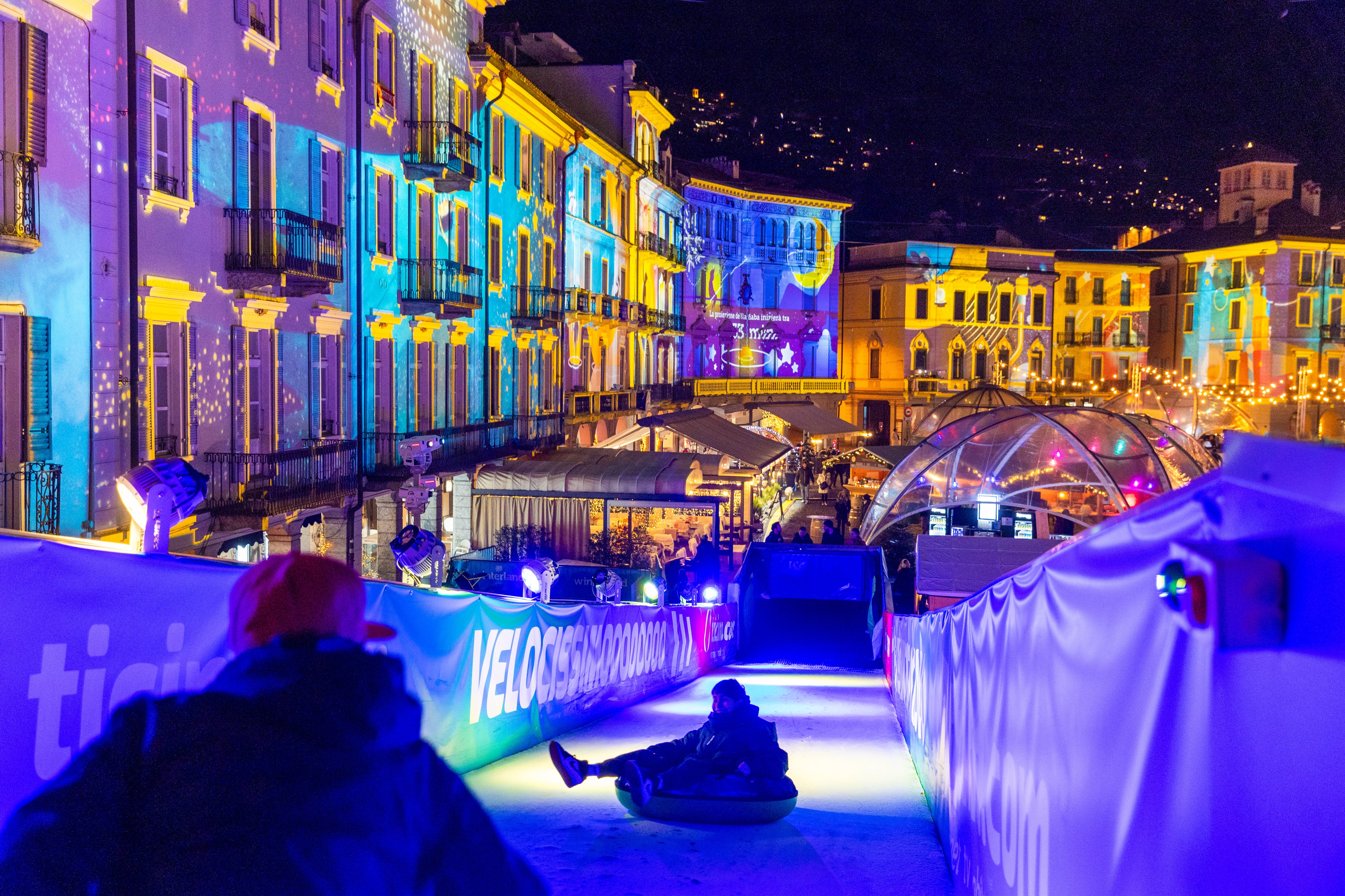 Pista di pattinaggio davanti a una facciata illuminata.