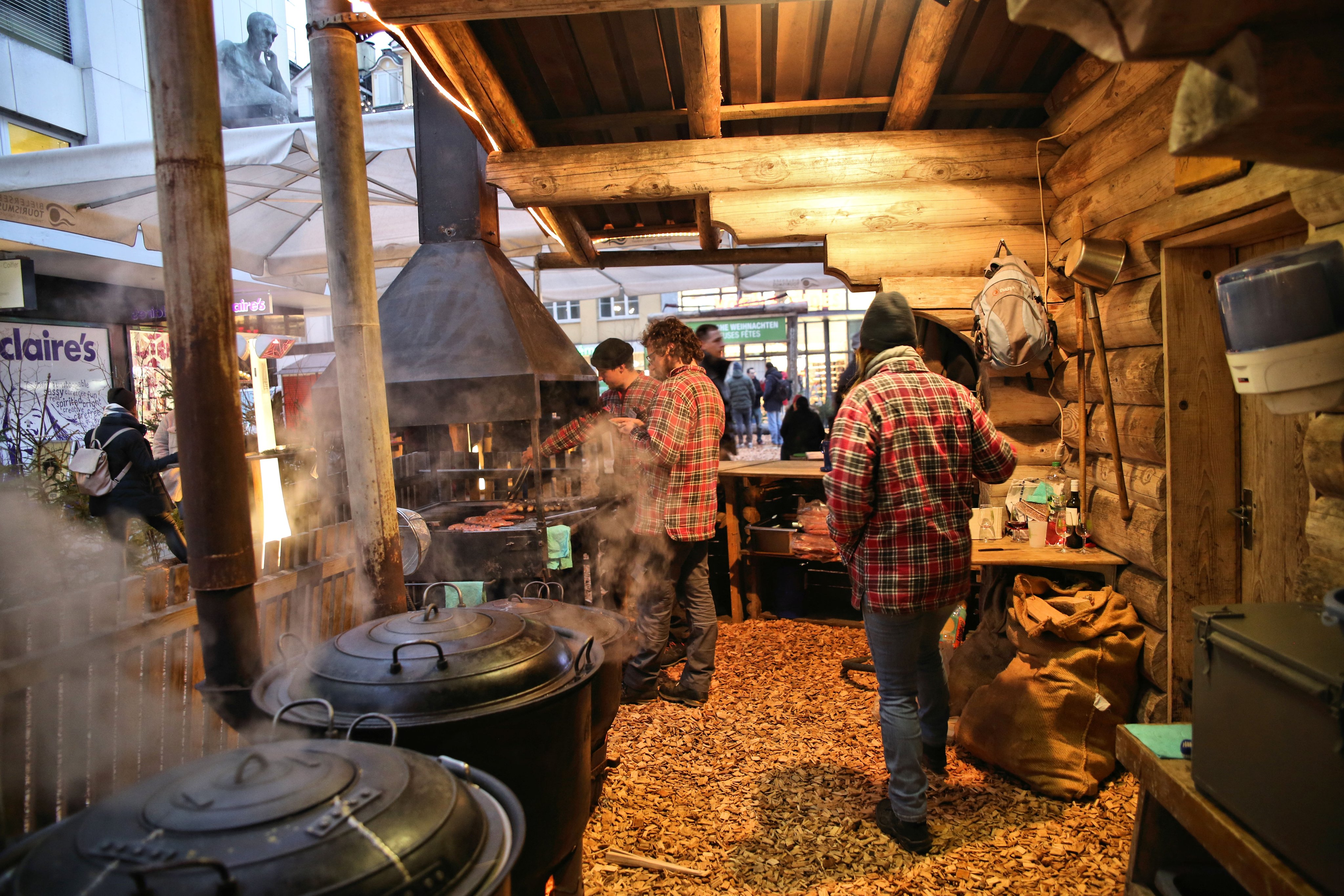 Chalet di legno con fuoco a vista.