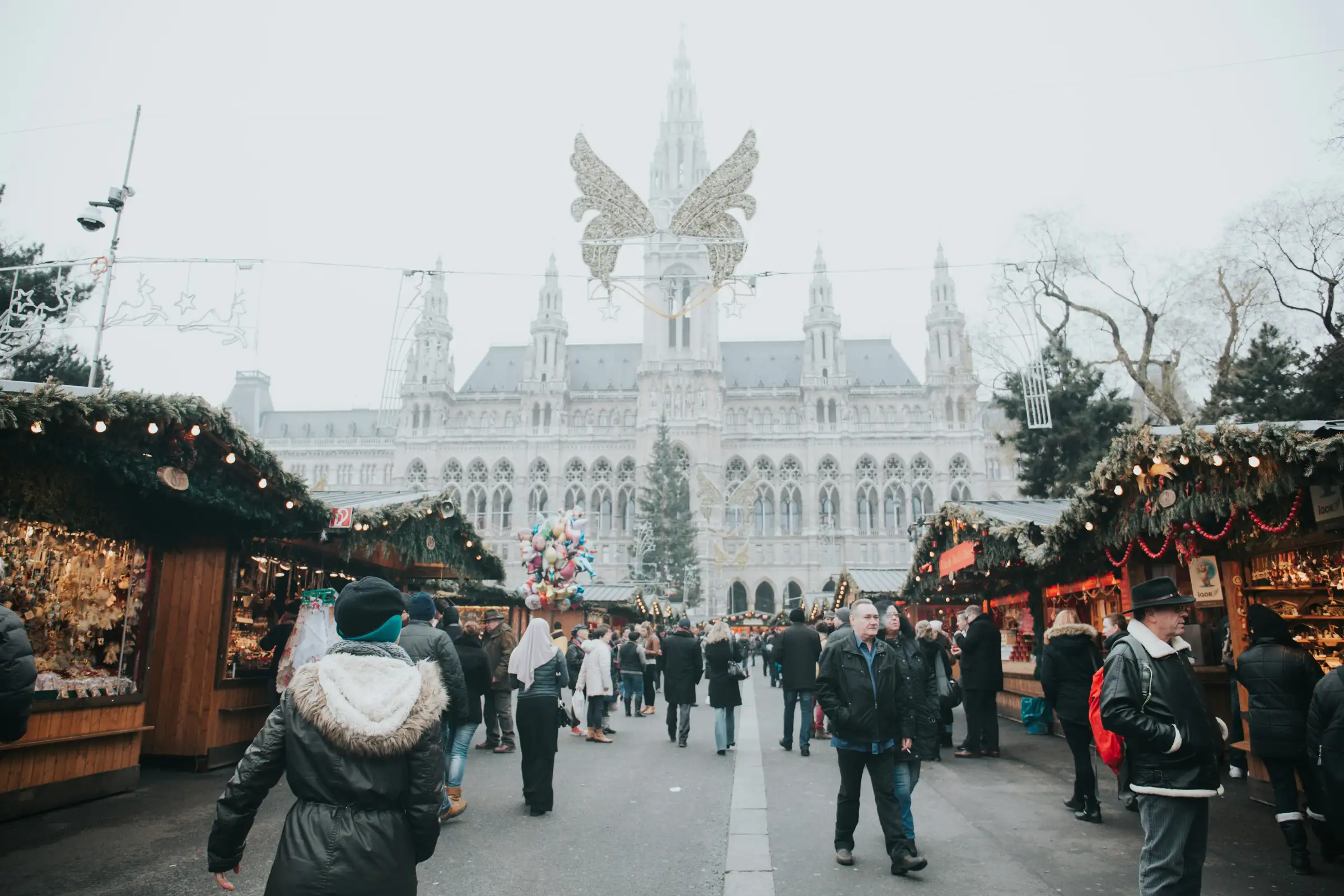 Le marché de Noël de Vienne devant l'hôtel de ville plongé dans le brouillard.