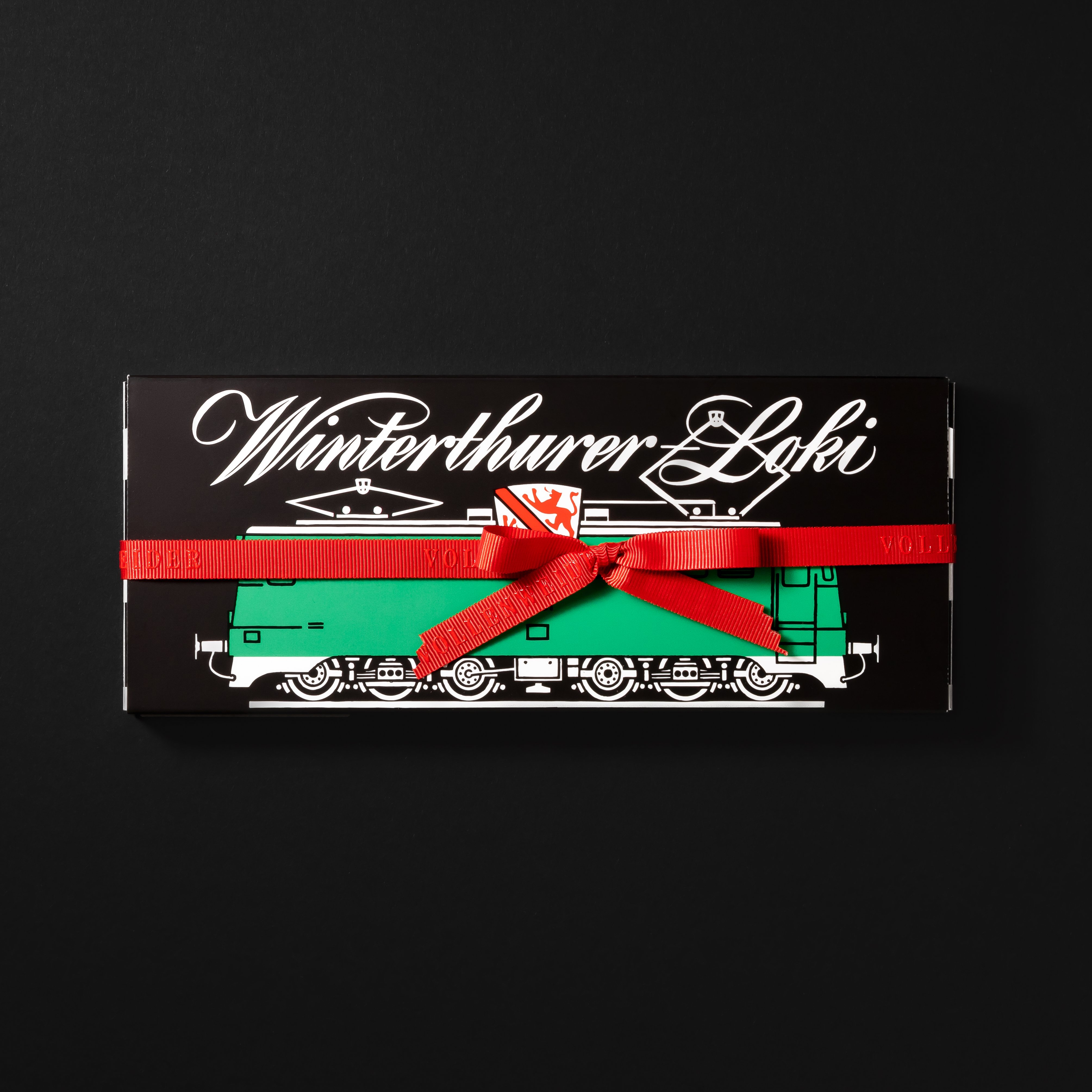 Schwarze Verpackung mit grüner Lokomotive und dem weissen Schriftzug «Winterthurer Loki».