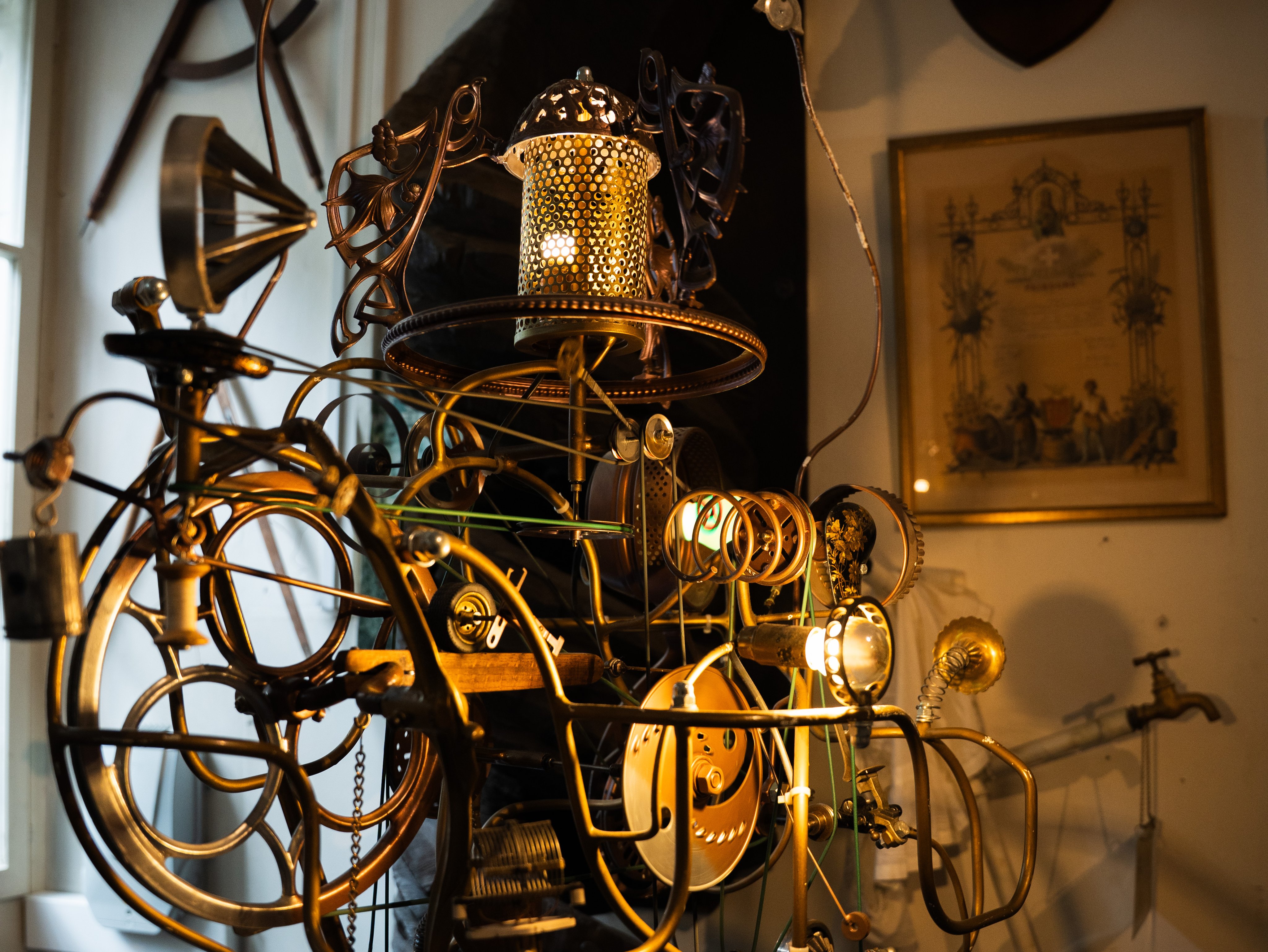 Ein Gerät mit Lampen und einem Wirrwarr an Gestänge.
