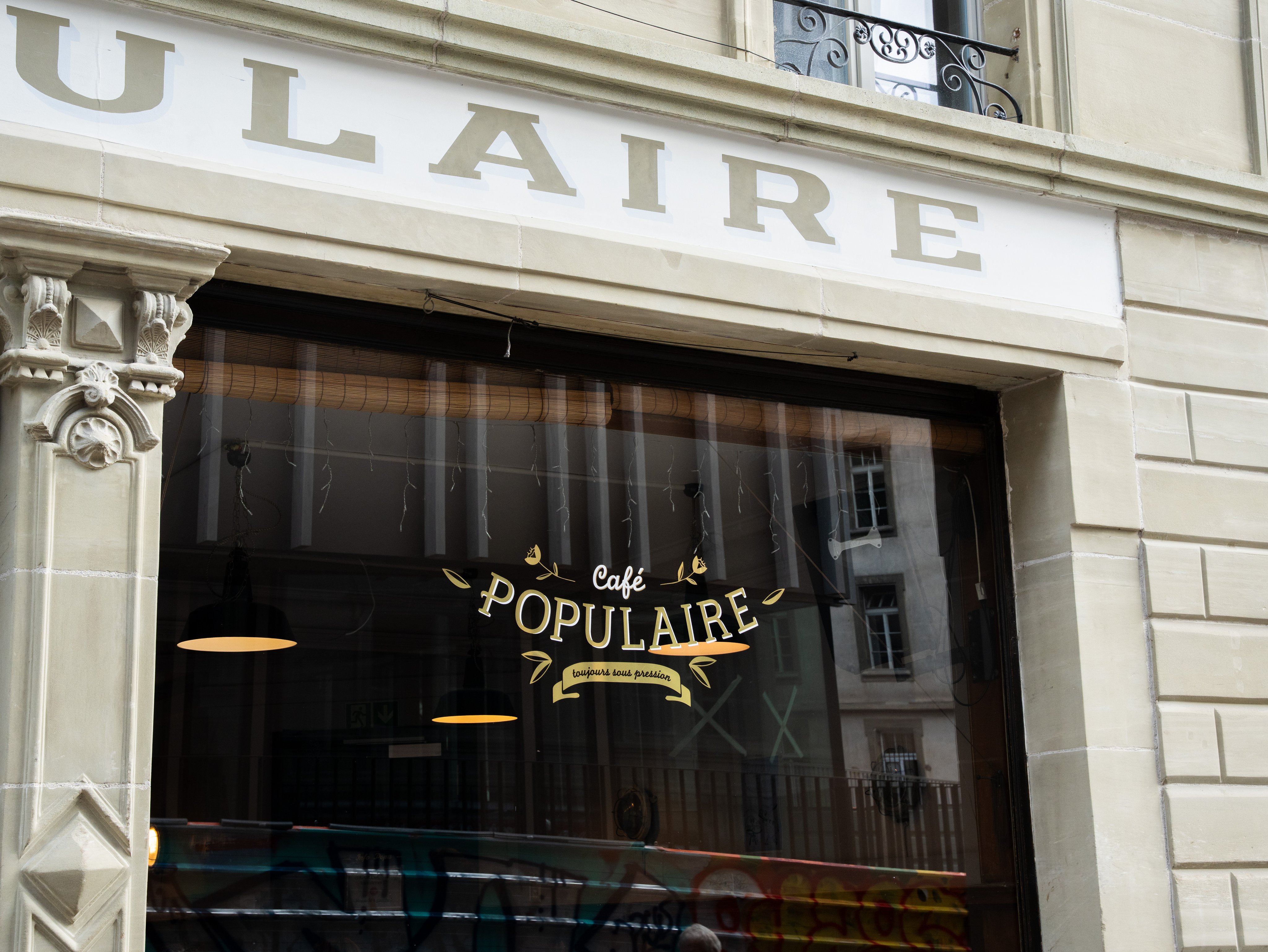 Aussenansicht eines Gebäudes mit der Aufschrift «Café Populaire».