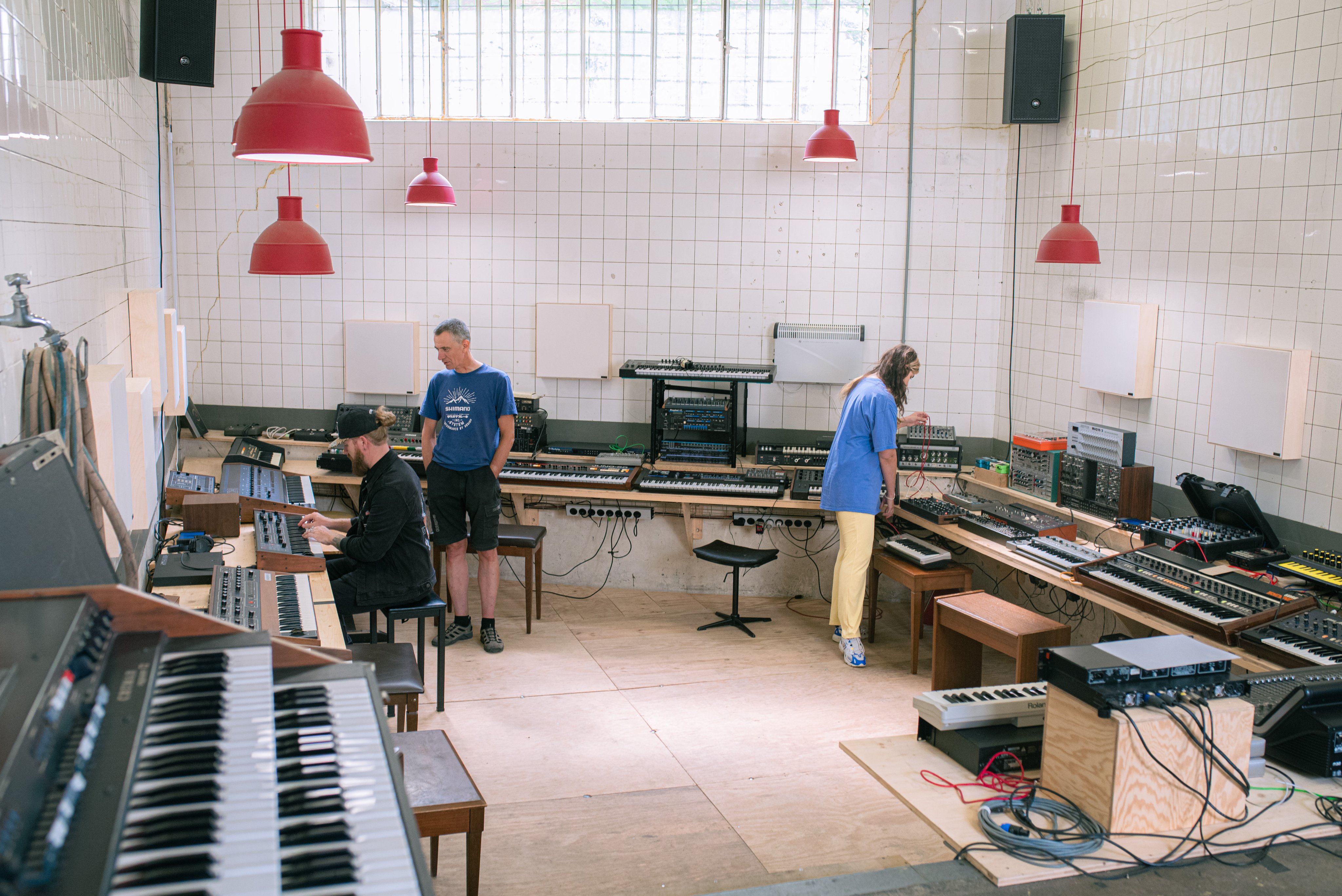 Ein Raum mit zahlreichen elektronischen Tasteninstrumenten.