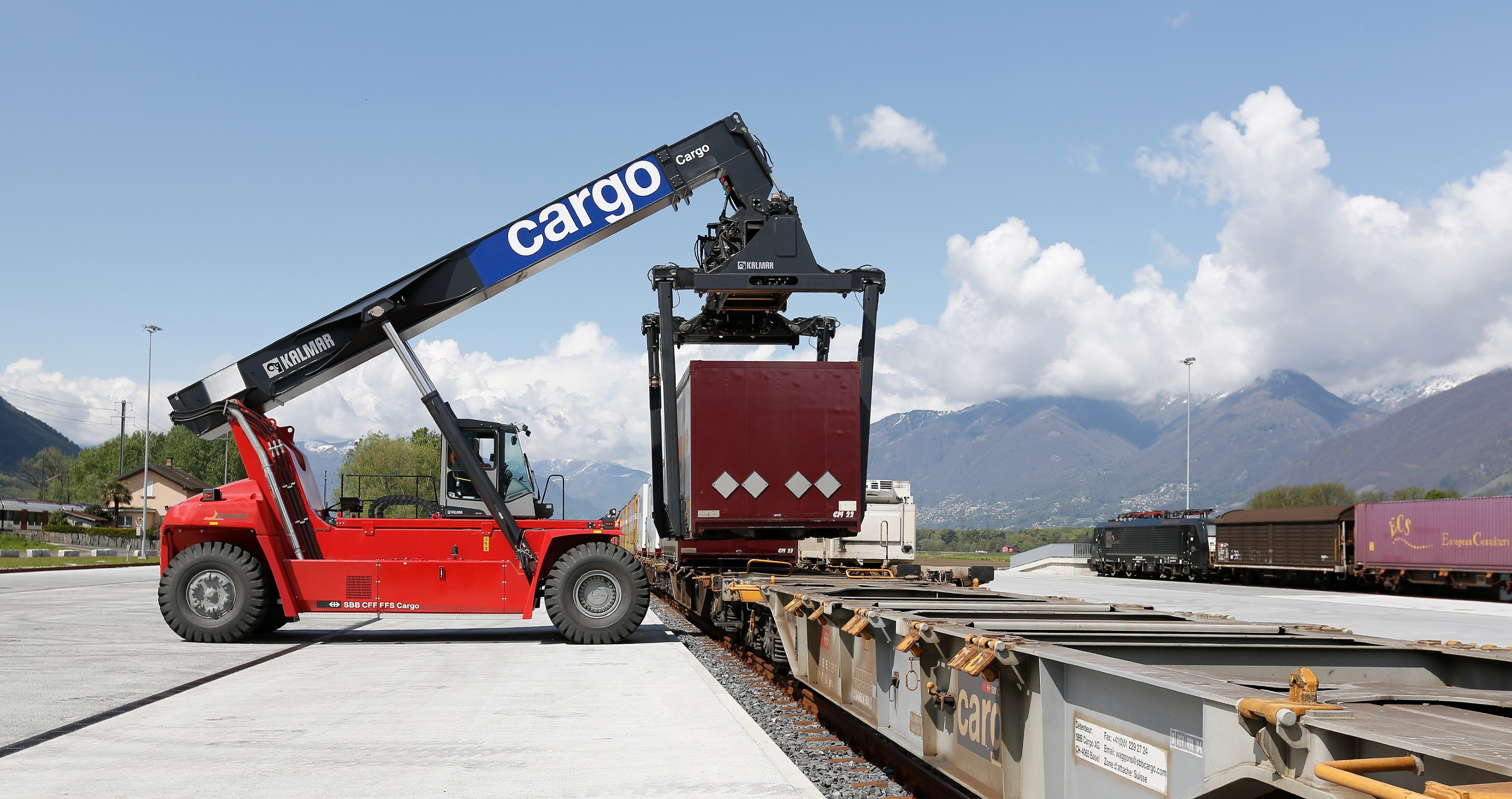 Ein Container wird beim kombinierten Verkehr verladen.