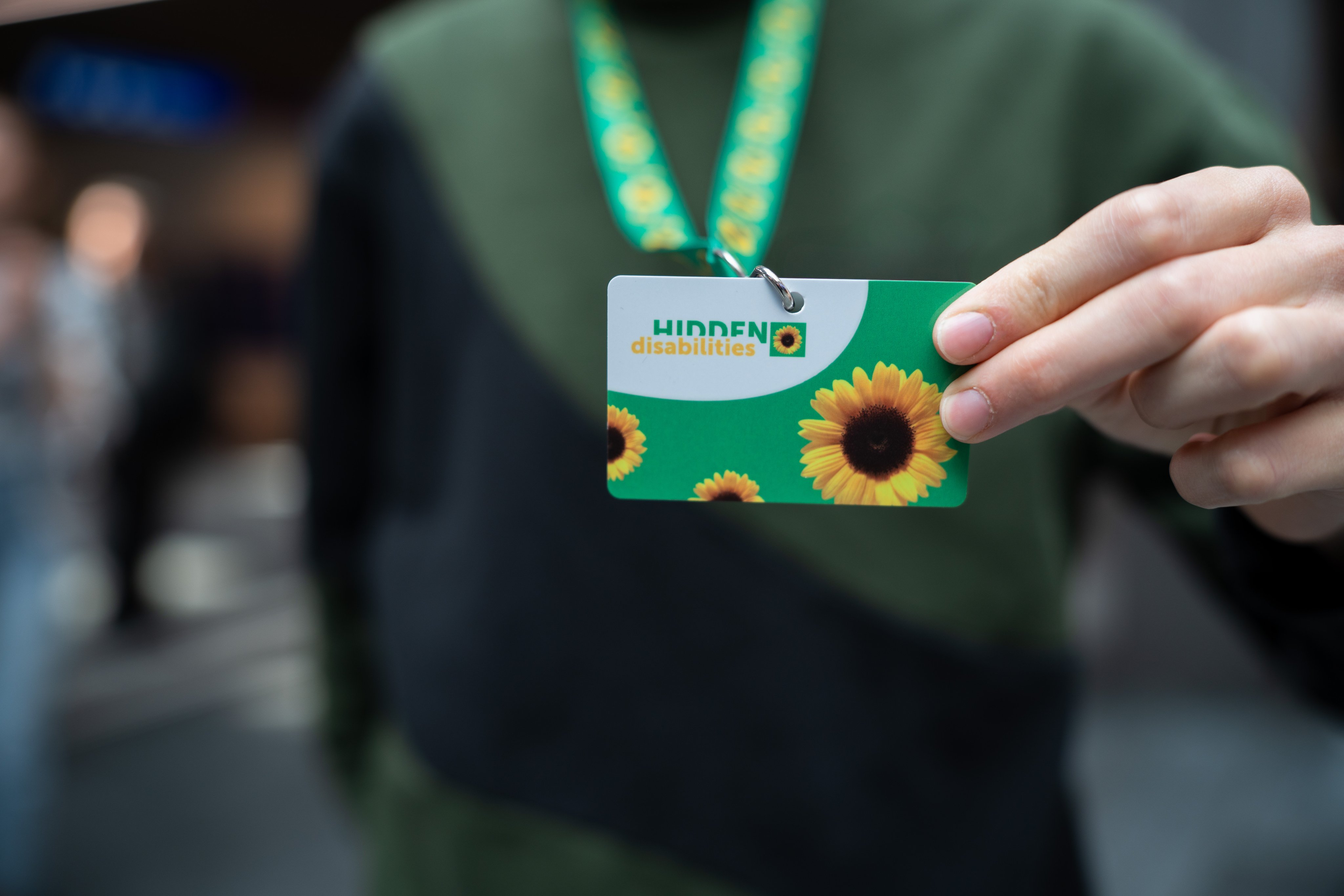 Une personne tenant un cordon tournesol.