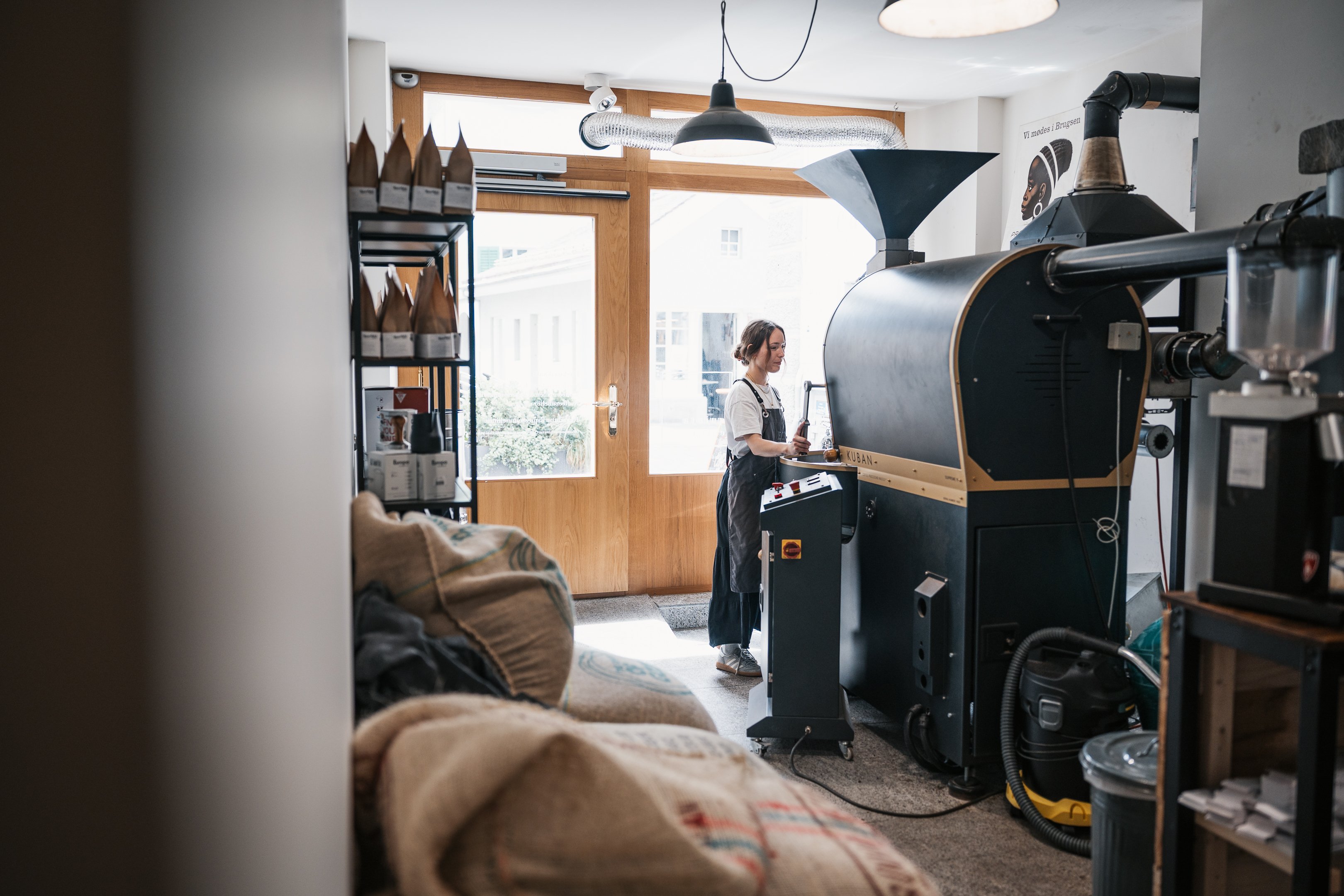 Kaffeerösterin beim Arbeiten in der Rösterei Quintacoira.