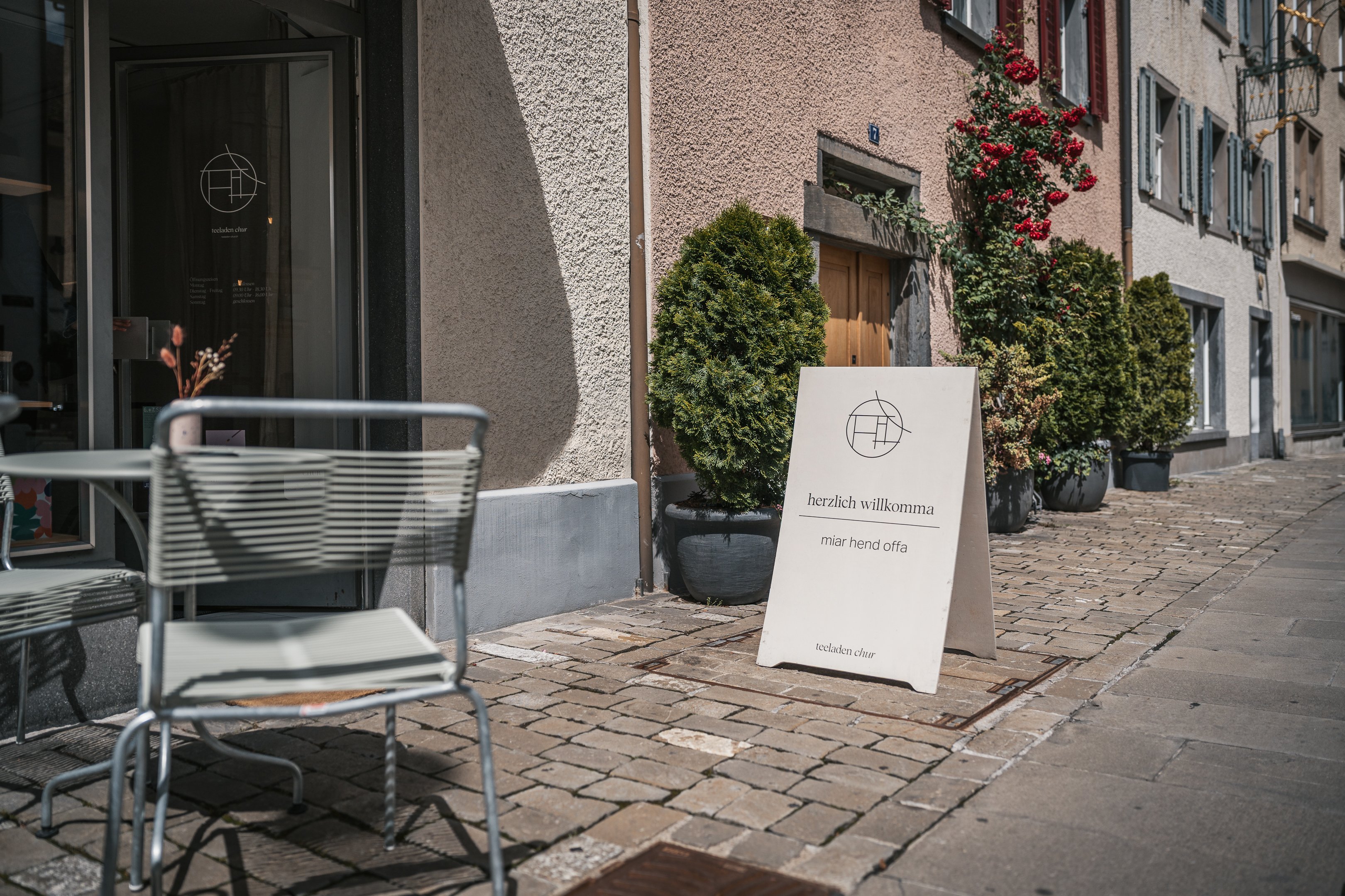 Ladenschild und Eingang vom Teeladen Chur.
