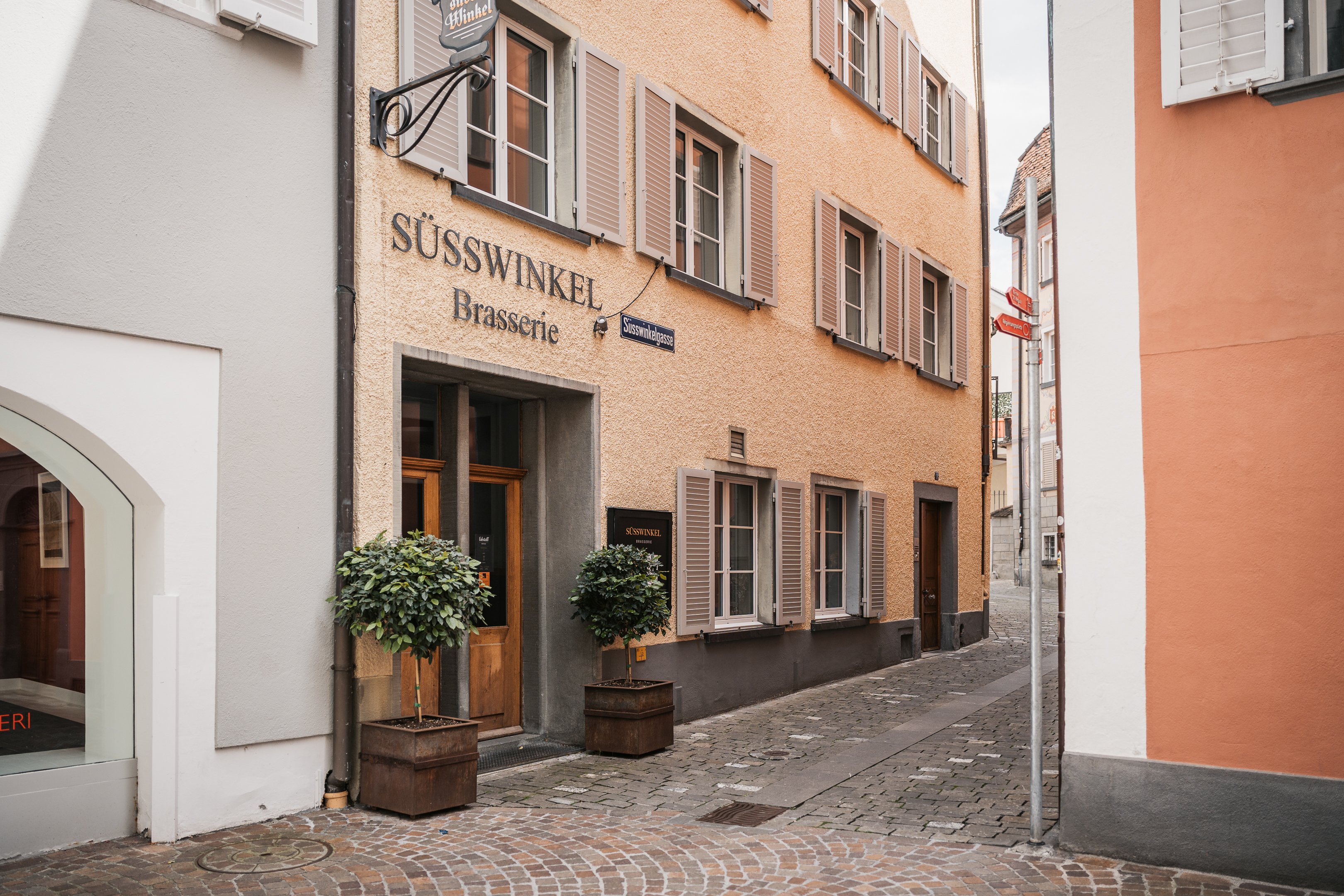Aussenfassade des Restaurants Süsswinkel in der Churer Altstadt.