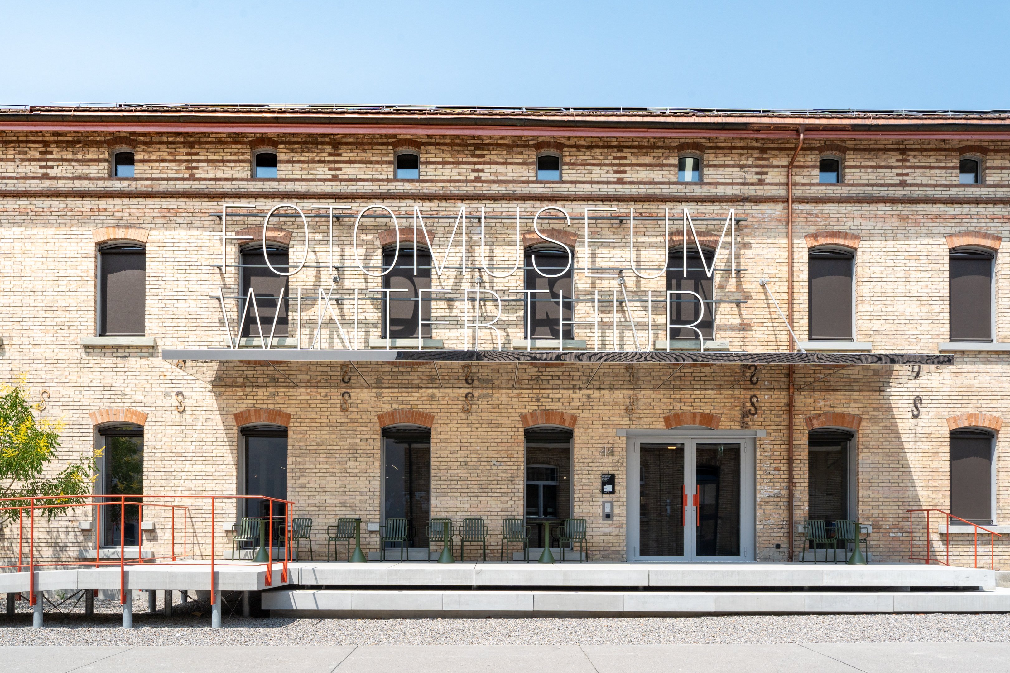 Backstein-Fassade mit grossem Schriftzug “Fotomuseum Winterthur”.