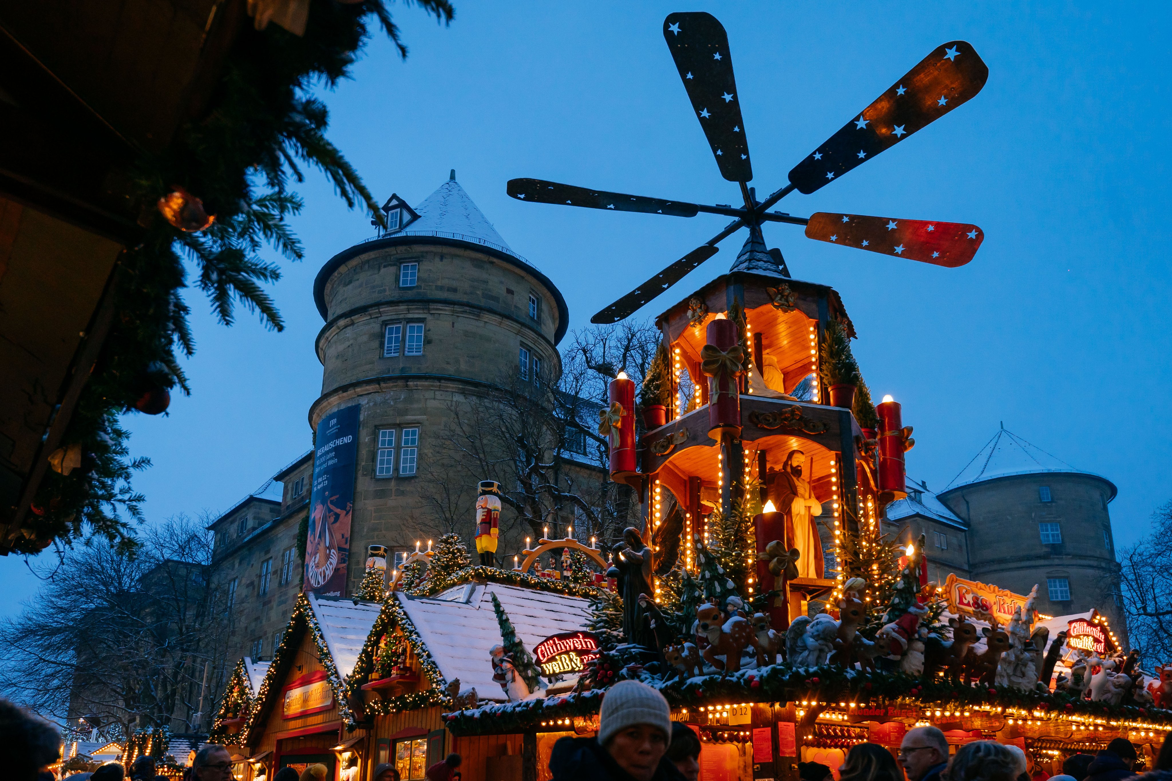 Beleuchtete Imbiss Pyramide am Stuttgarter Weihnachtsmarkt.