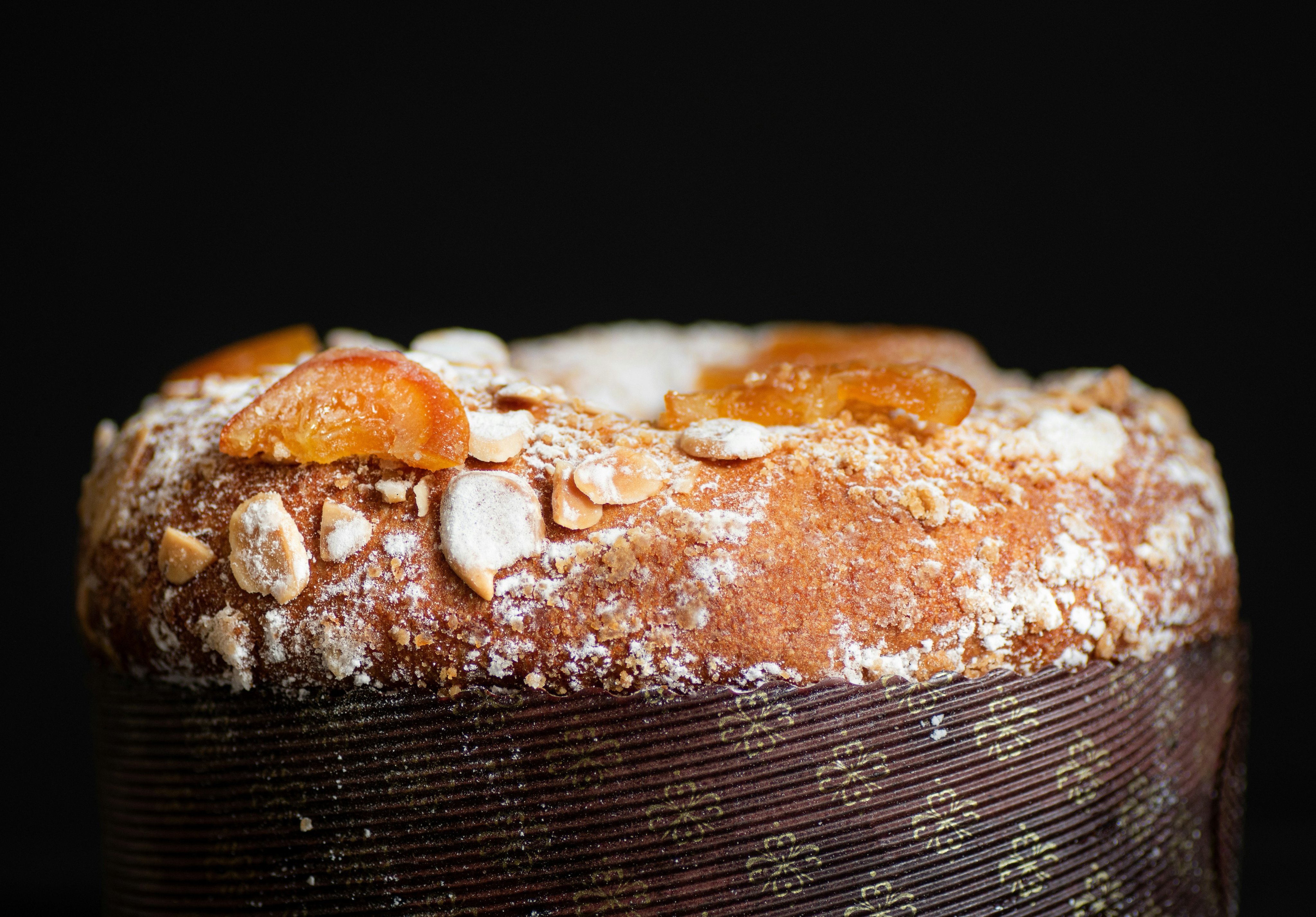 Ein Panettone vor einem dunklen Hintergrund.