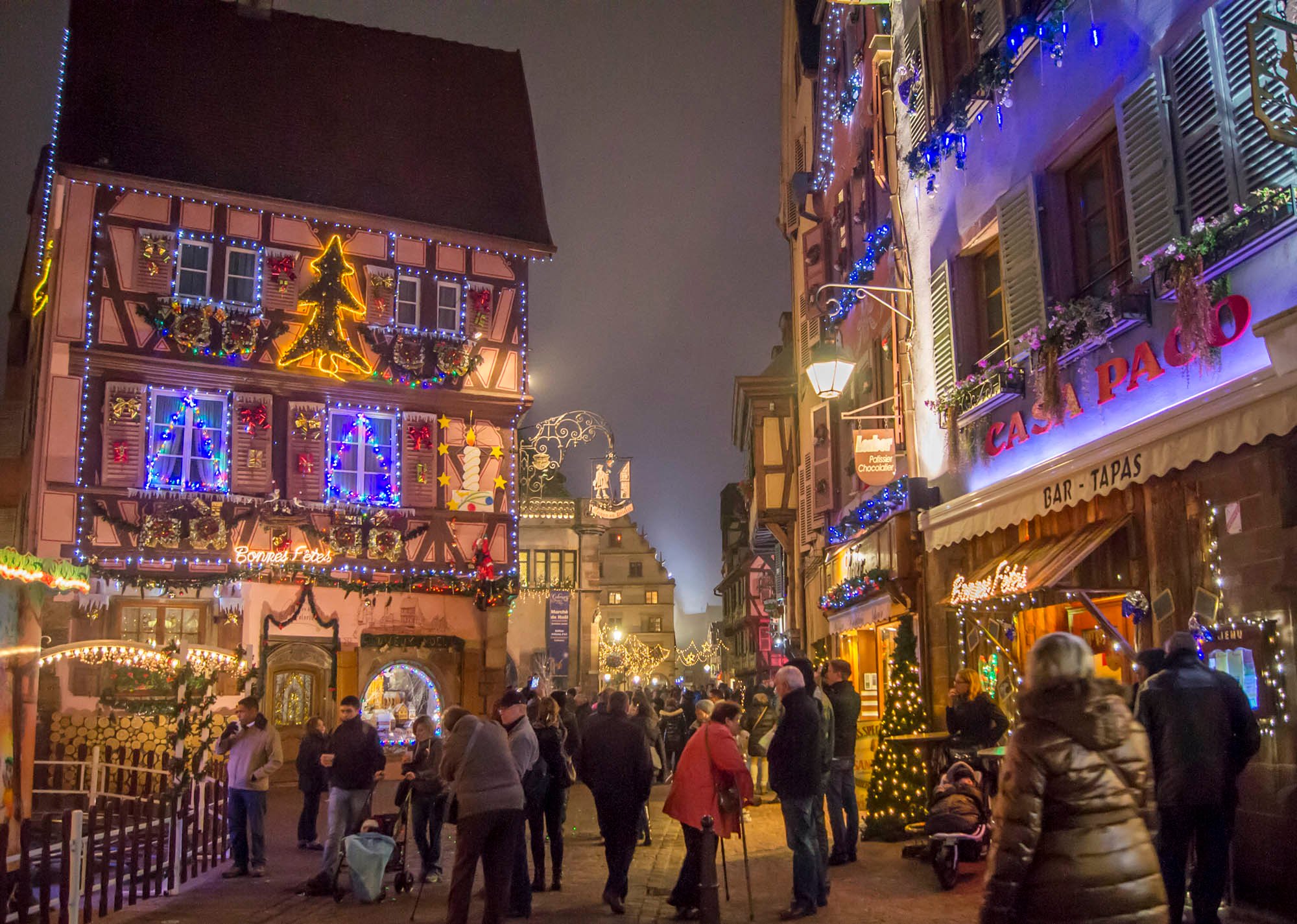 Weihnachtlich dekorierte Häuserfassade in der Altstadt in Colmar