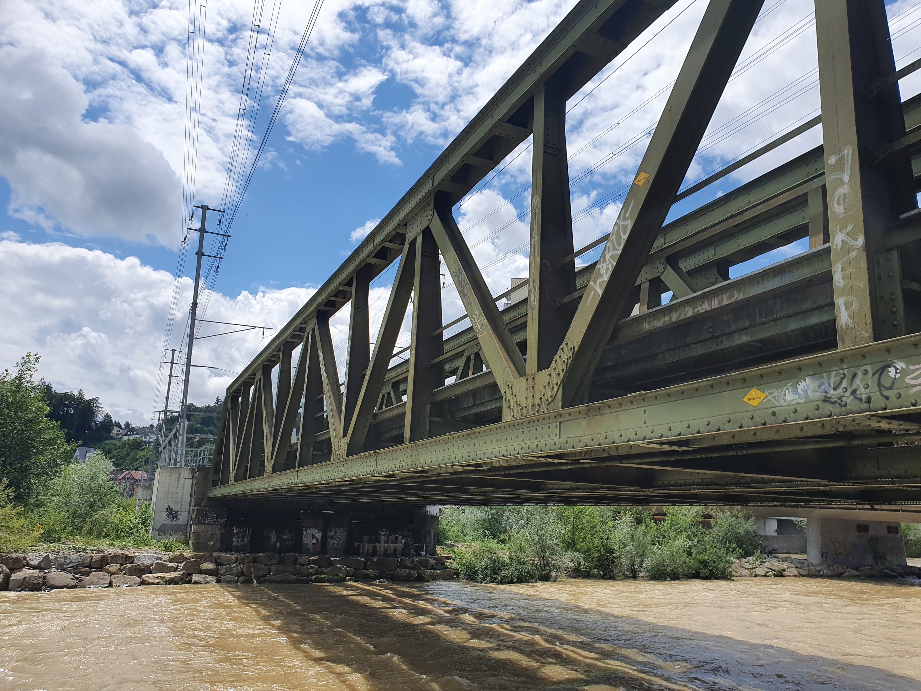 160 Tonnen schwere Brücke über Kleine Emme für Instandsetzung an Land gehoben