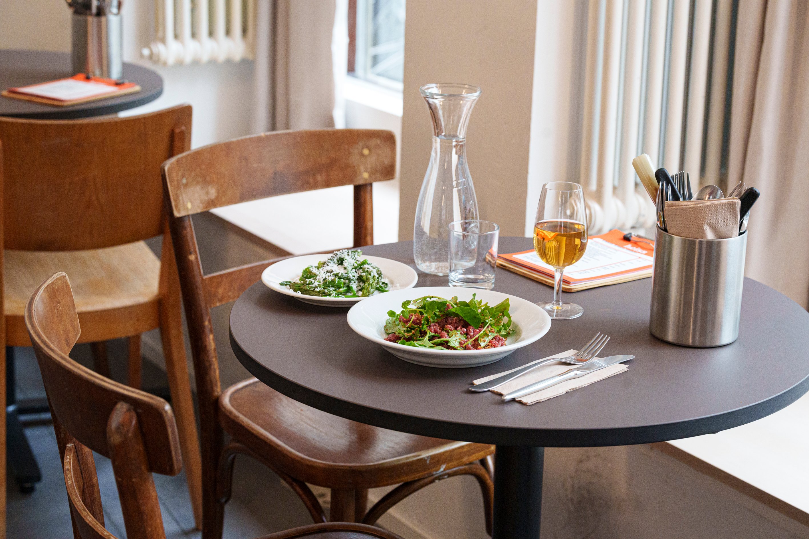 Une table dressée au restaurant Heisswein.