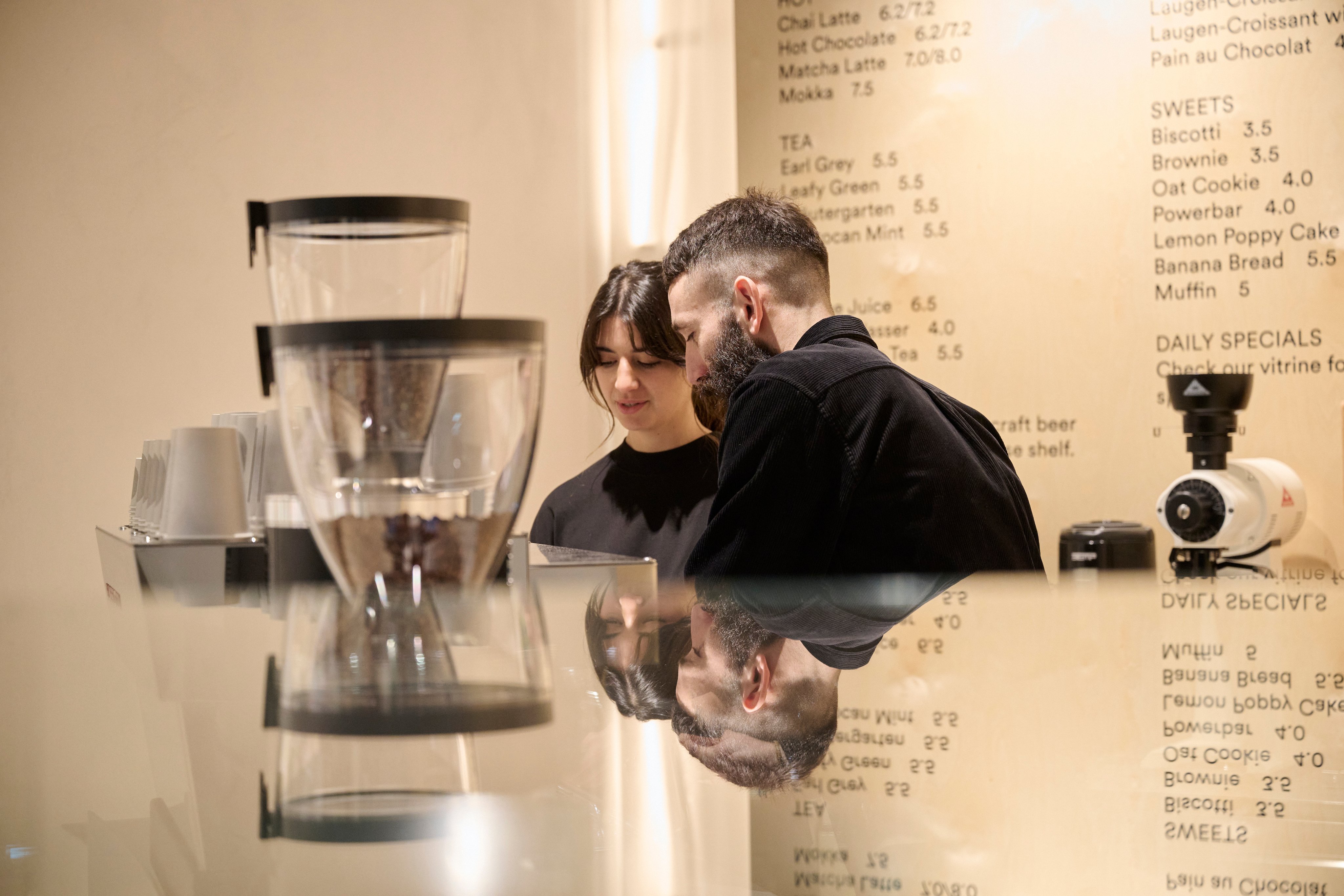 Deux baristas préparent un café.