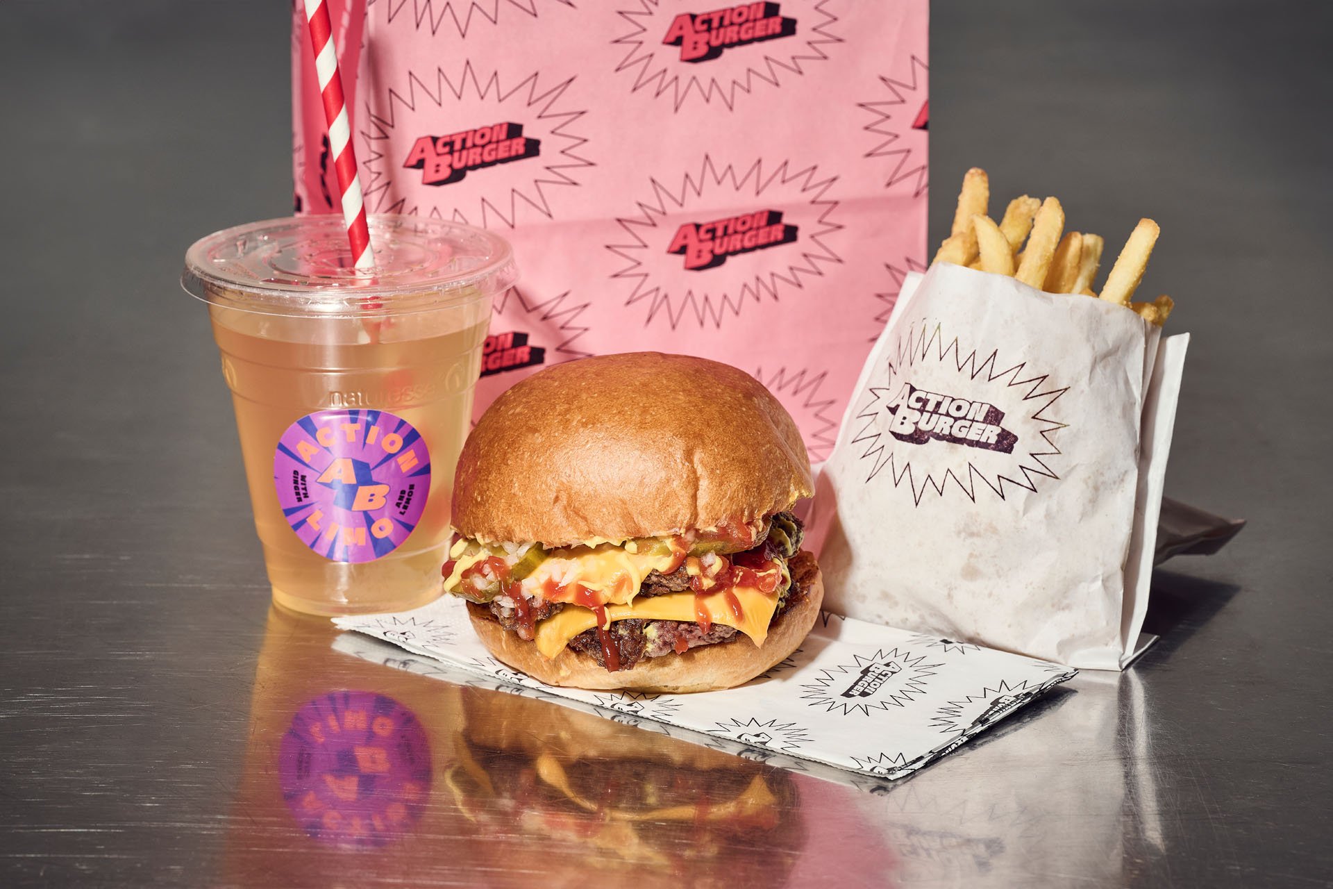 Un menu Action Burger avec hamburger, frites et boisson.