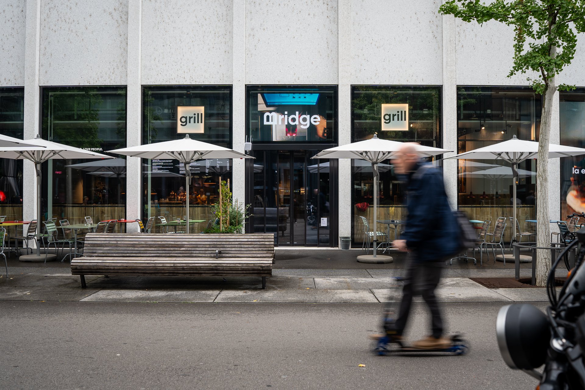 Vue extérieure du restaurant Bridge, dans l’Europaallee à Zurich.