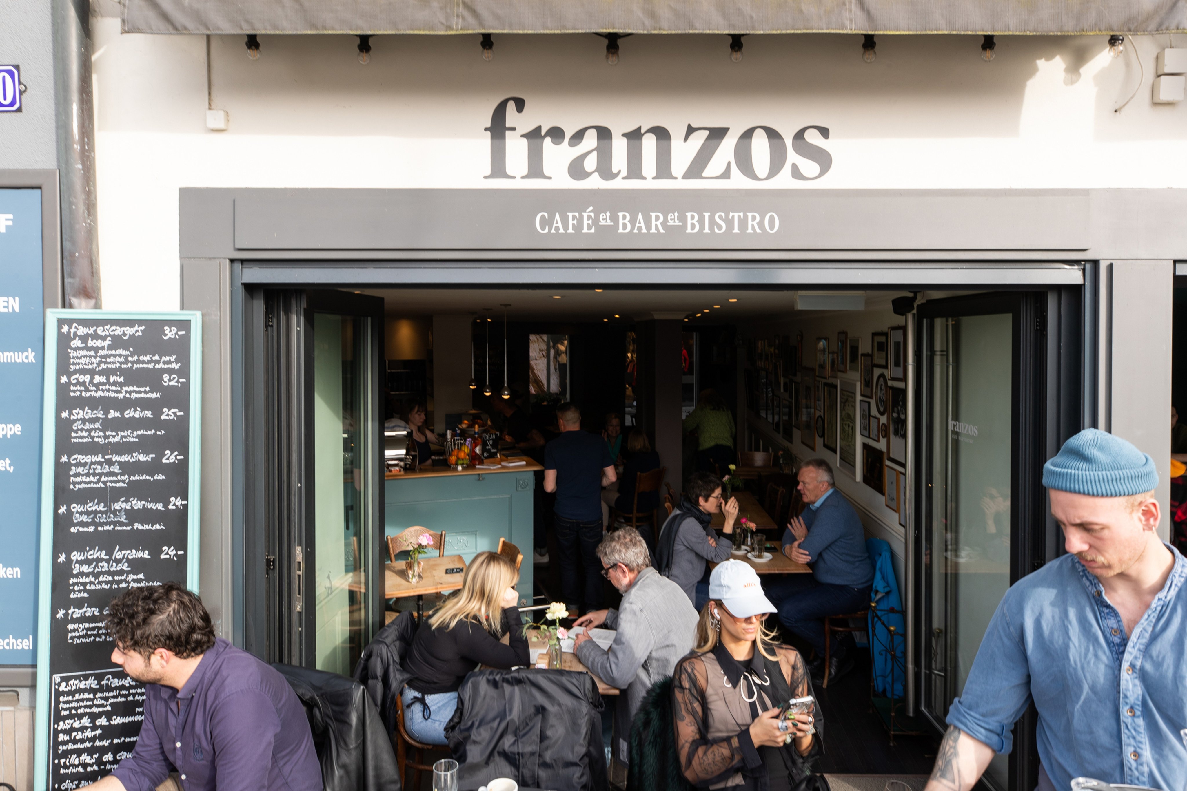Le bistro Franzos vu de l’extérieur, avec de la clientèle attablée.