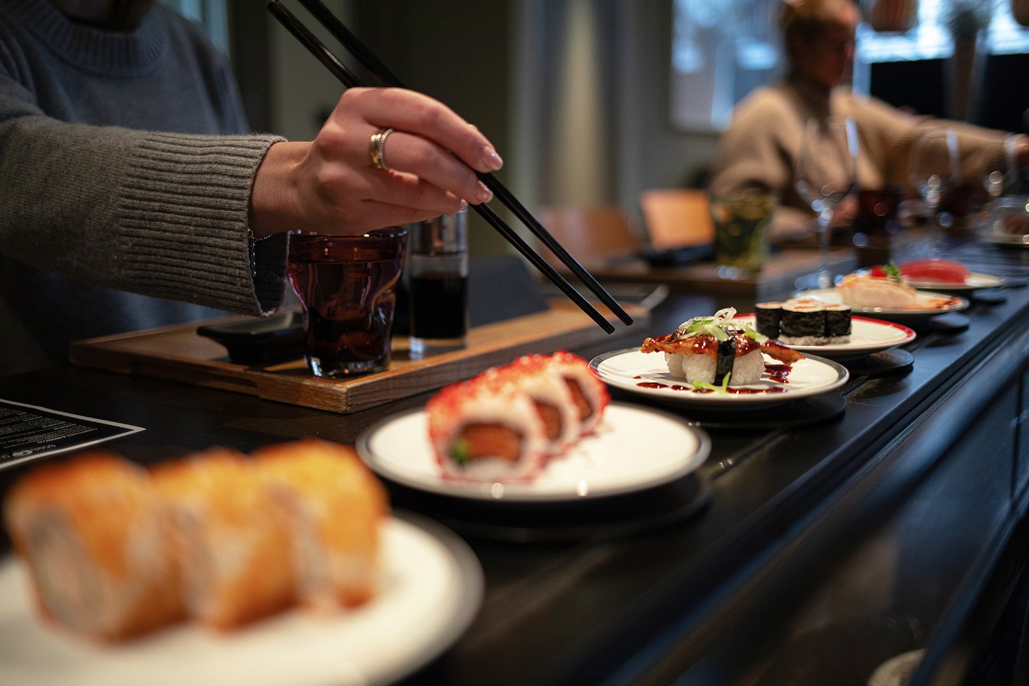 Une assiette de sushis sur un tapis roulant.