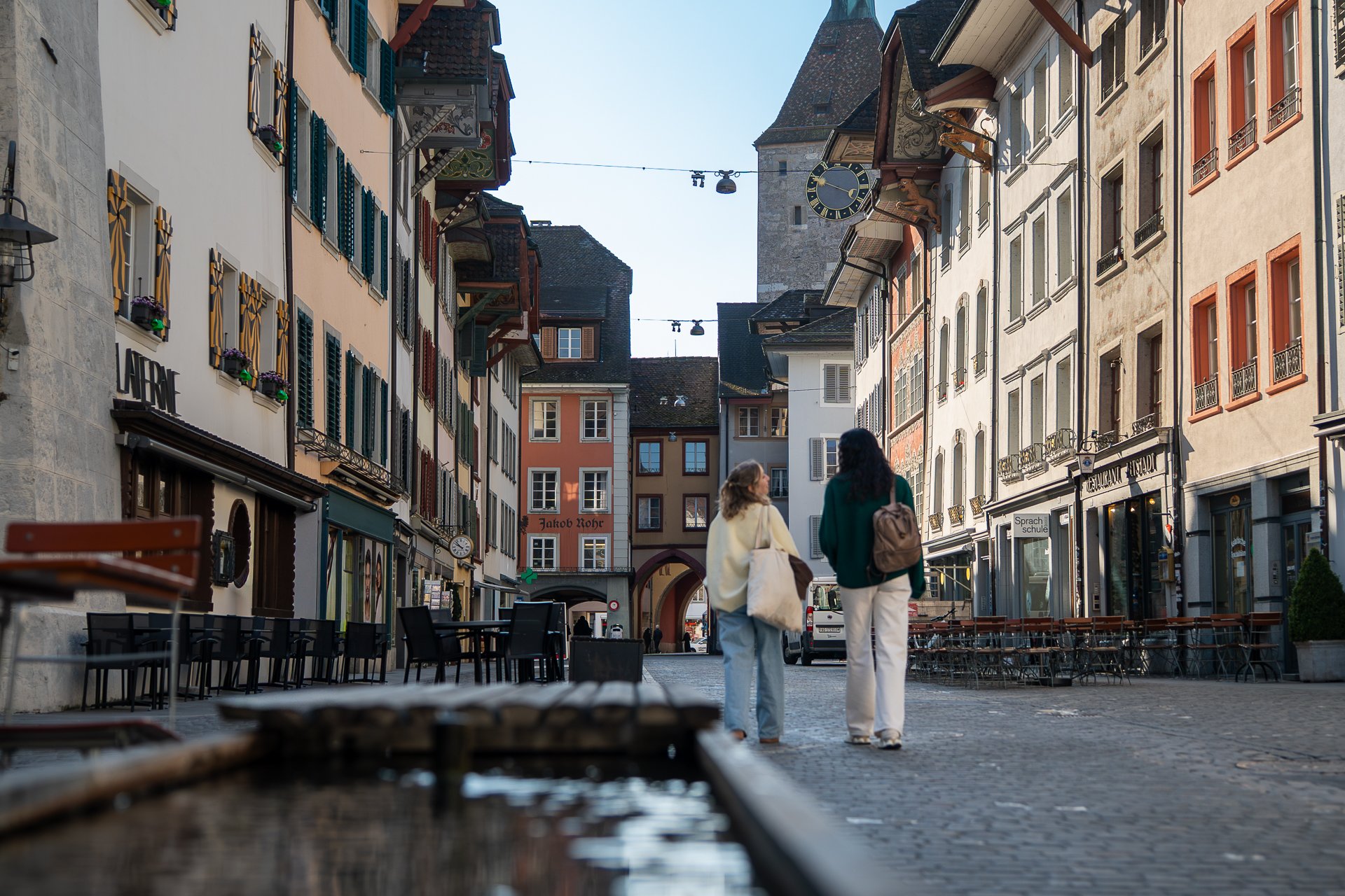 Zwei Frauen spazieren durch die Altstadt von Aarau