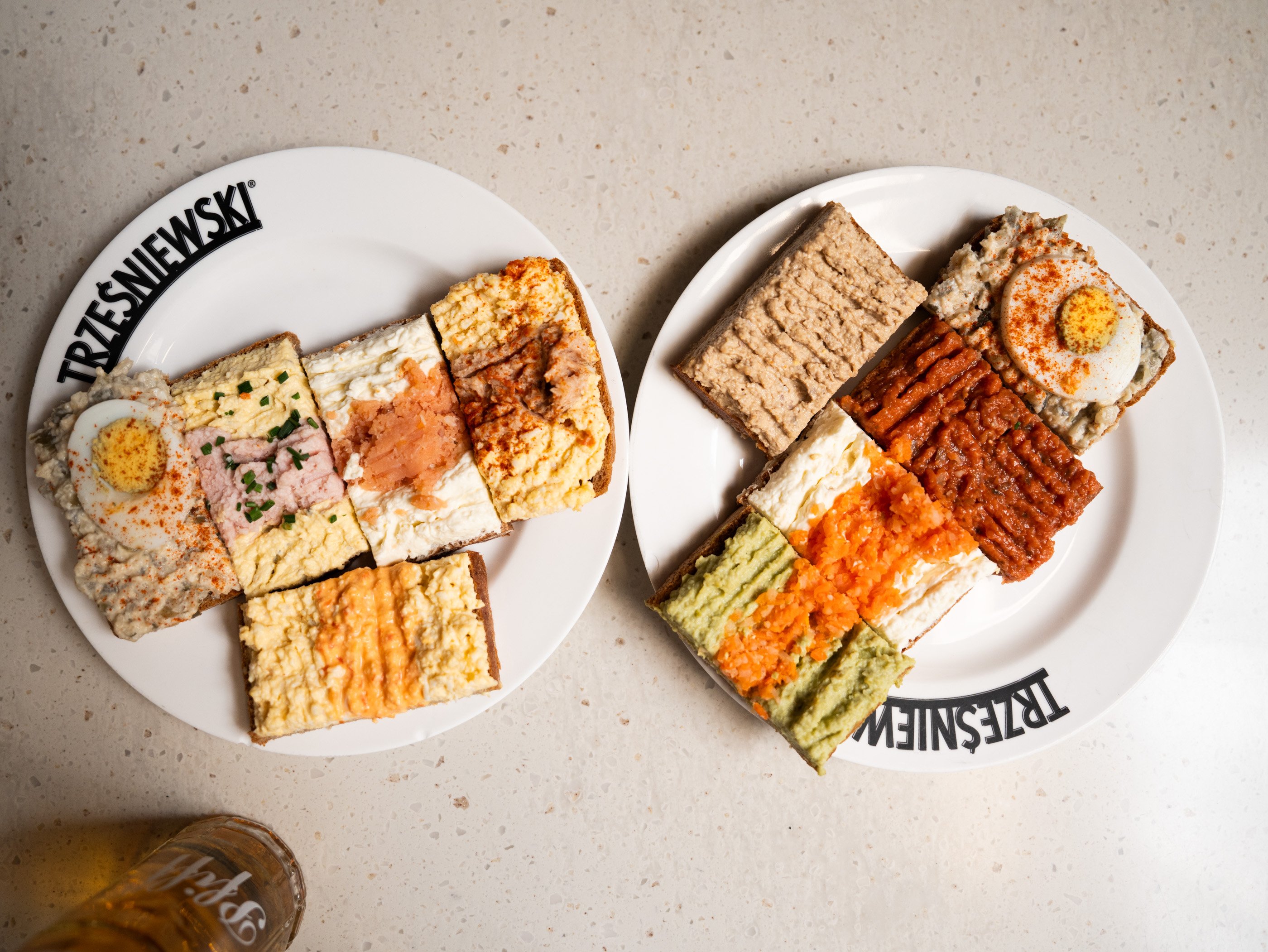 Des canapés présentés sur deux assiettes à Trzesniewski, un établissement viennois historique.