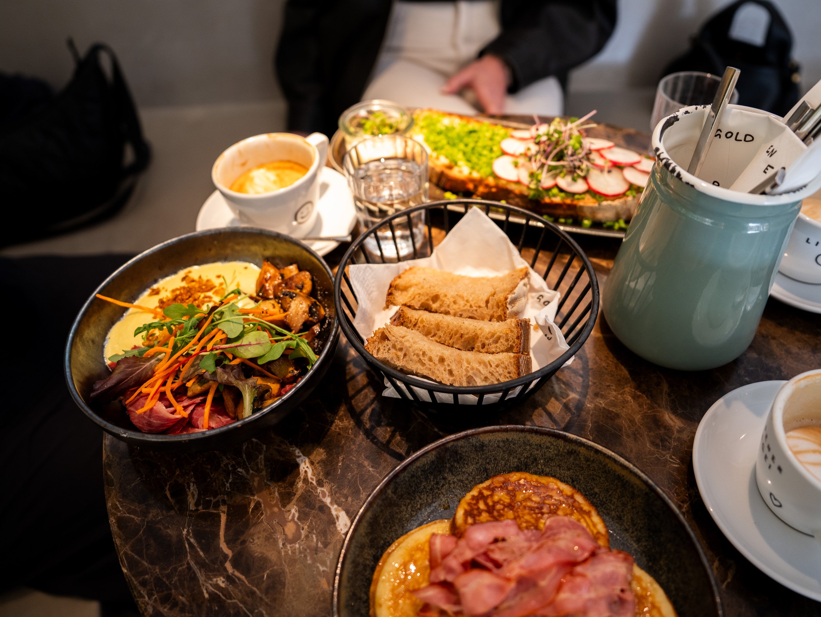 Petit-déjeuner avec café de spécialité, pancakes, pain et plats copieux au café goldener papagei, à Vienne.
