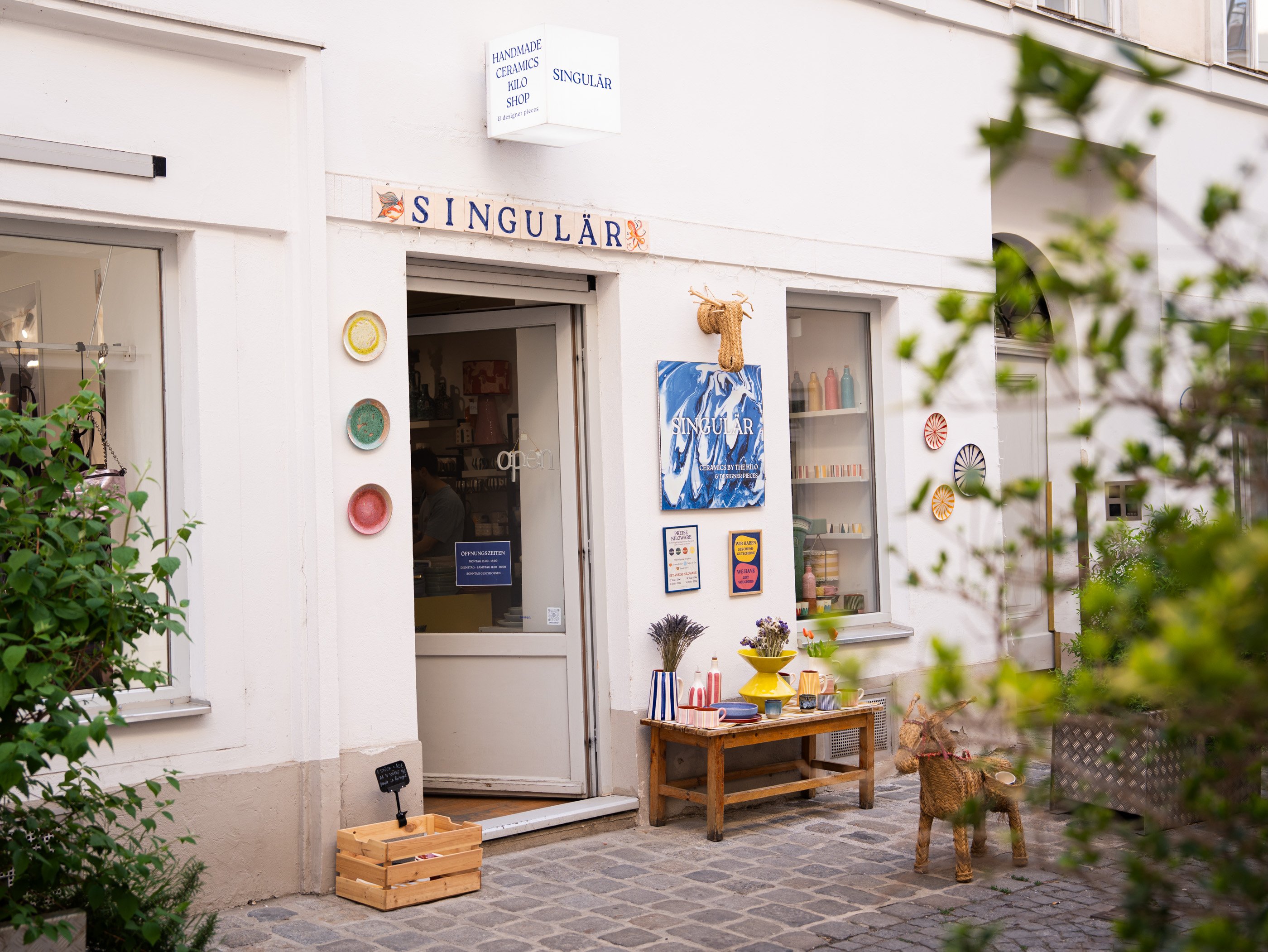 L’entrée de la boutique de céramique et de design Singulär, dans une petite cour intérieure viennoise.