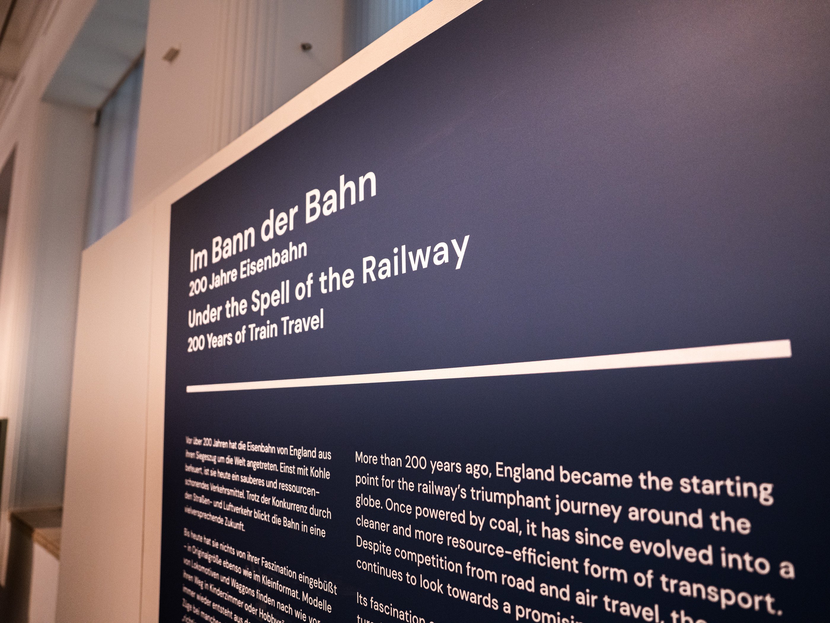 Panneau explicatif de l’exposition temporaire «Im Bann der Bahn – 200 Jahre Eisenbahn» au Technisches Museum Wien.
