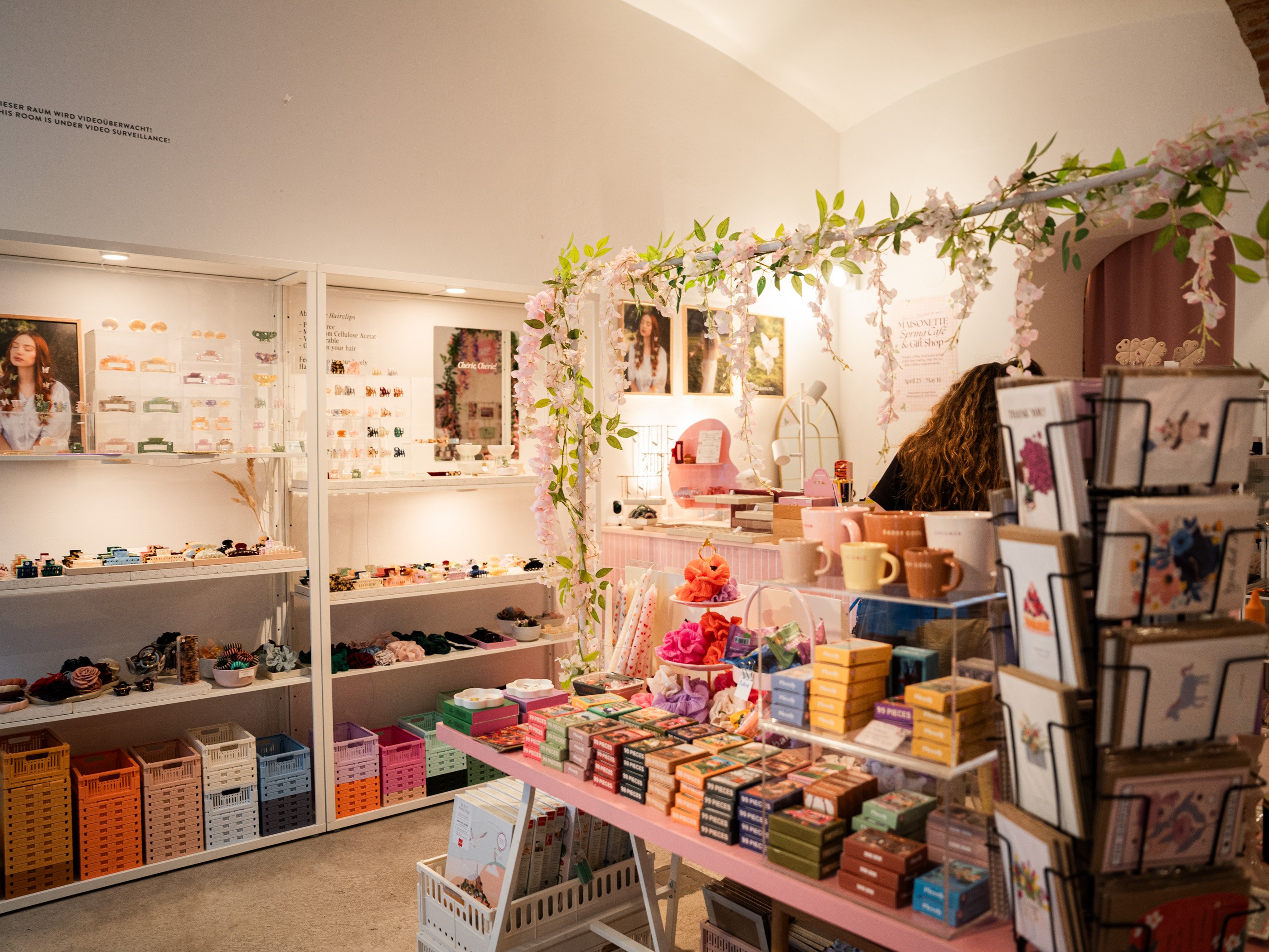 L’intérieur du magasin Maisonette à Vienne: accessoires, cartes et barrettes à cheveux de toutes les couleurs dans un décor aux touches roses.