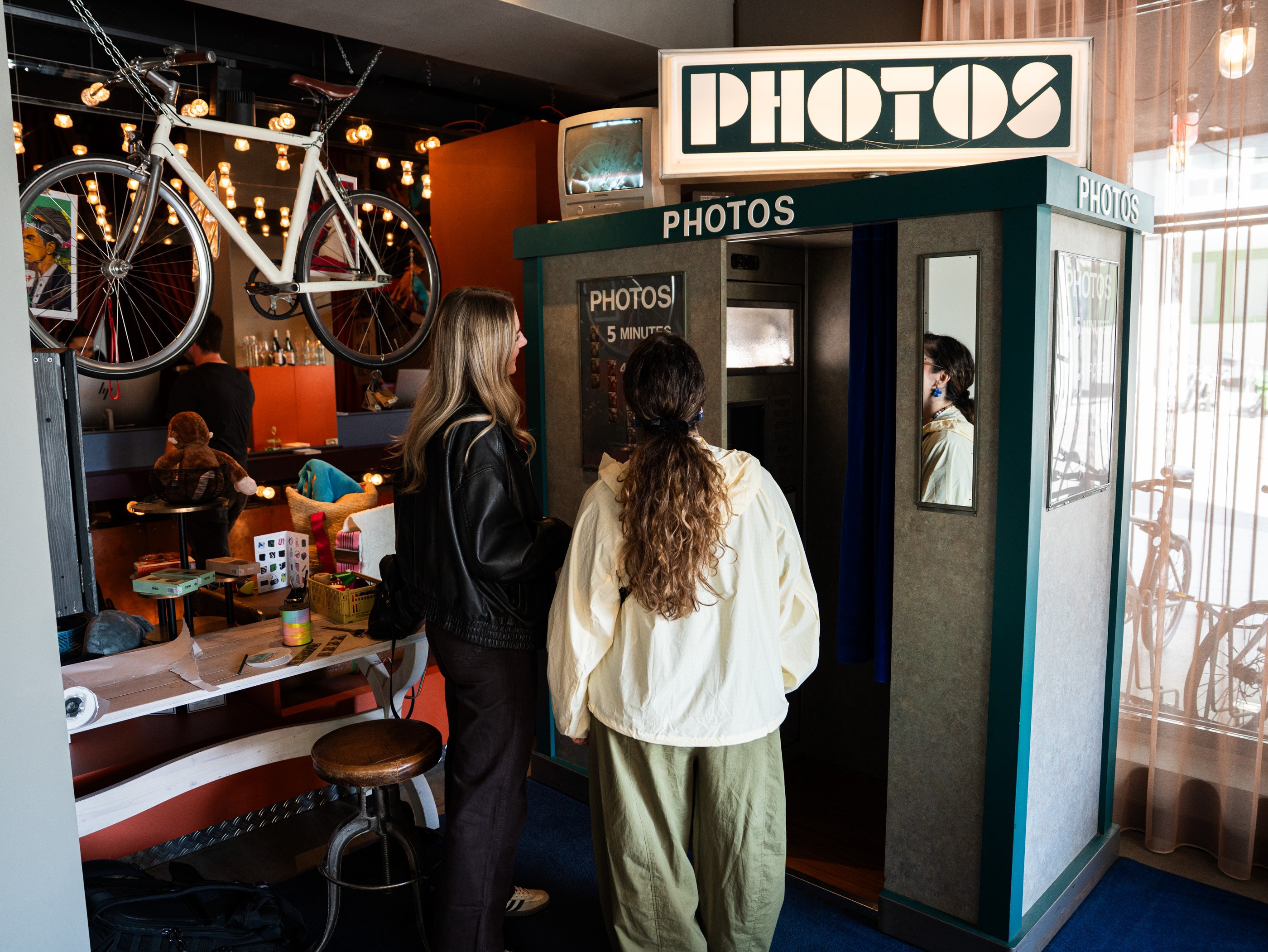 Deux femmes devant un photomaton dans le cadre coloré du 25hours Hotel, à Vienne.
