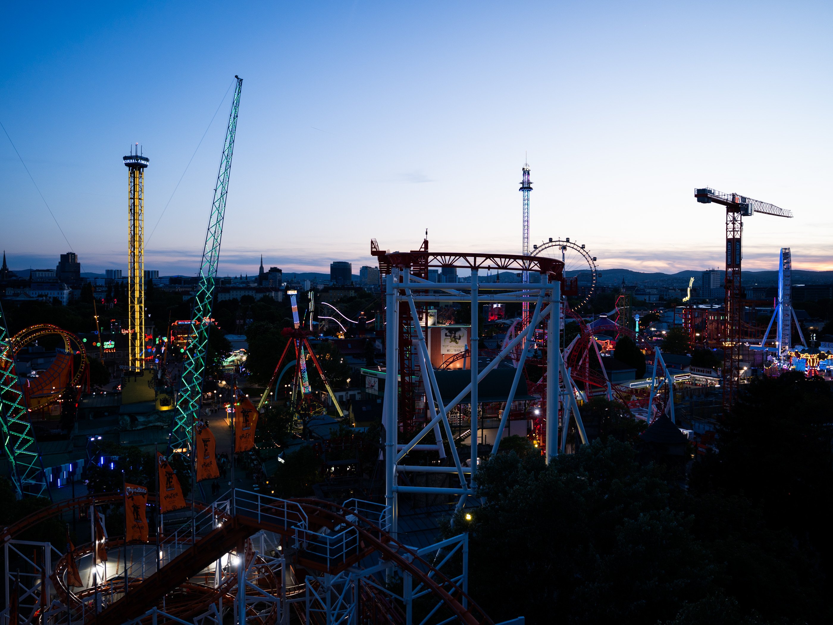 Les lumières du Prater s’allument au coucher du soleil, lui conférant une allure nostalgique.