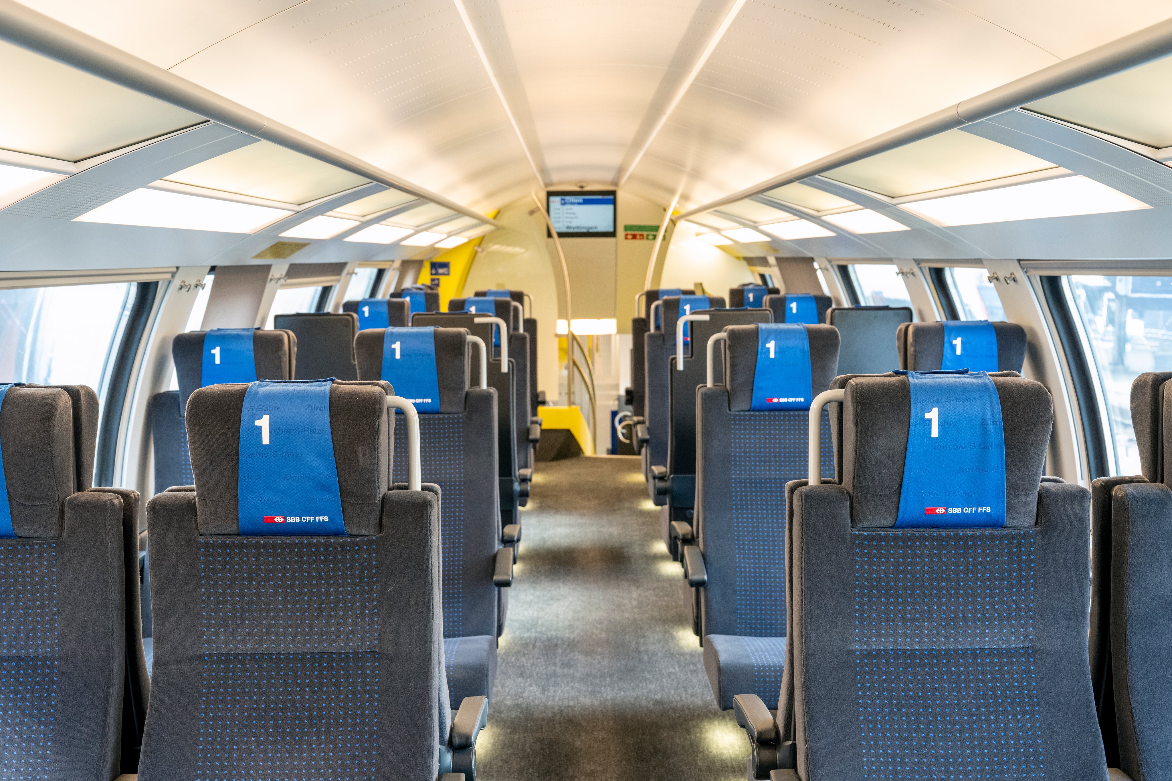 Das Bild zeigt den Innenraum des Regio-Dosto mit neuen Sitzpolstern.