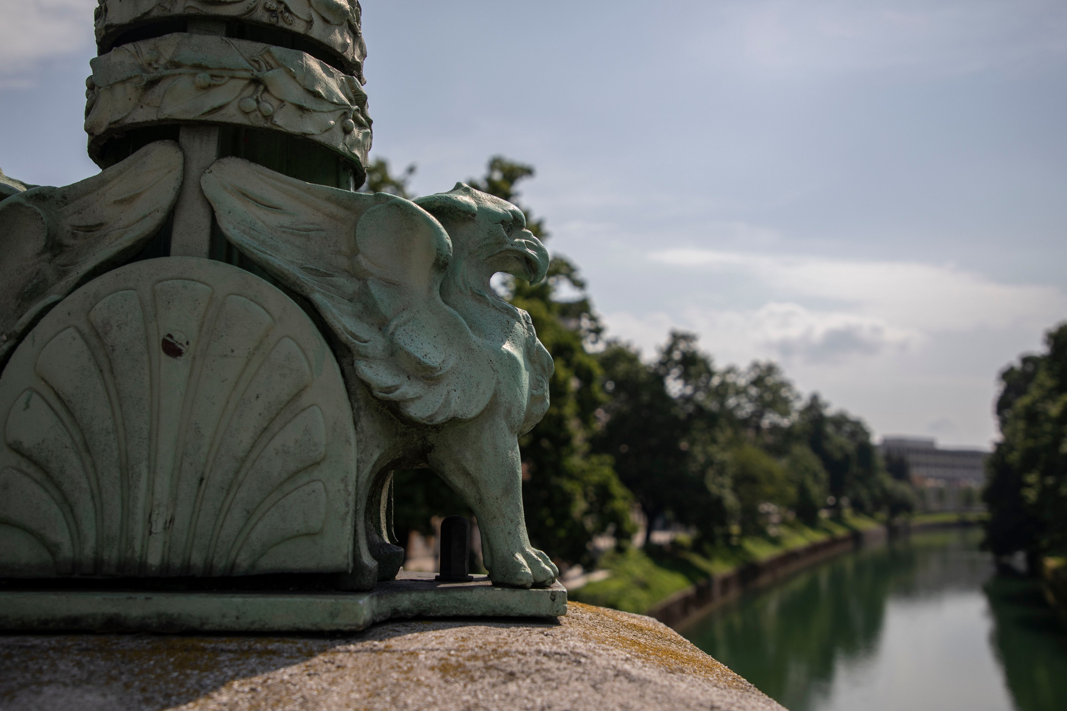 Ein Drachenstatue thront auf dem Gelände der Brücke.