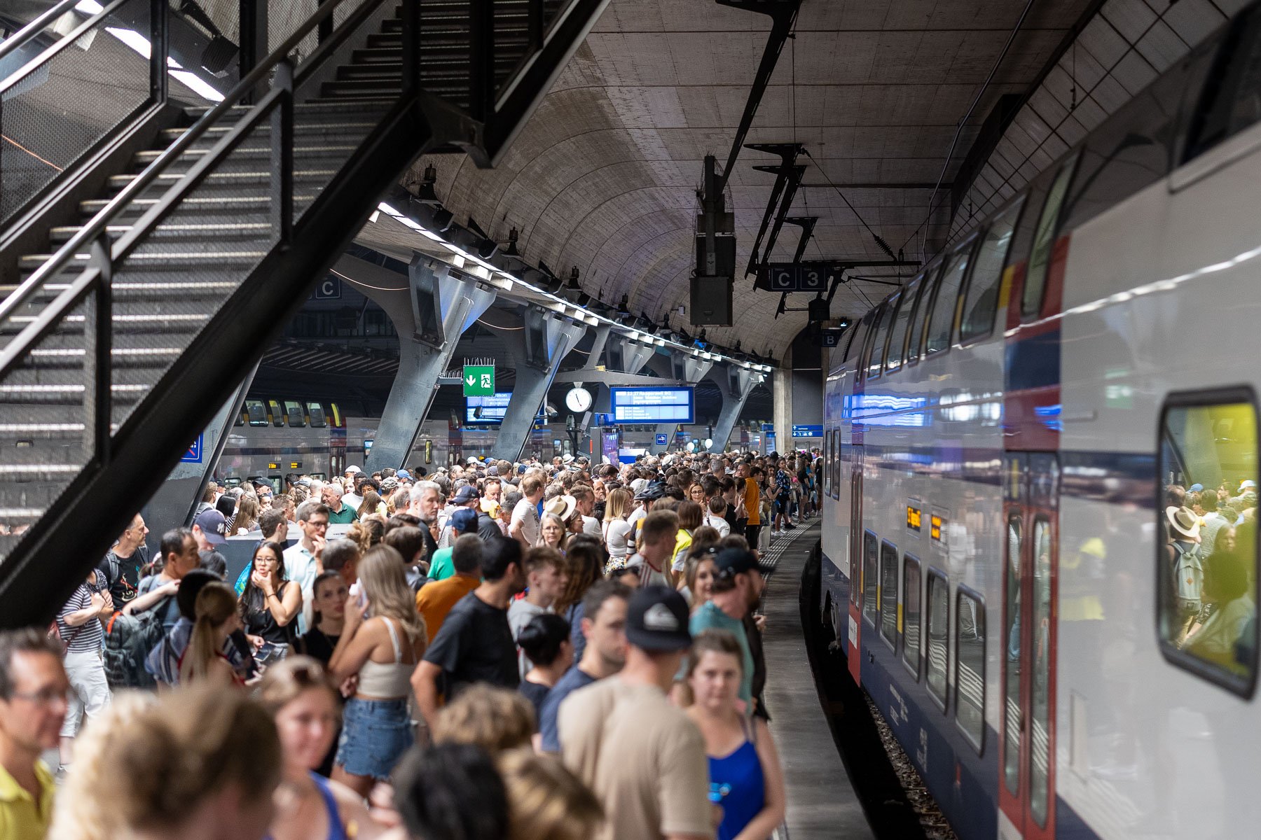 Viele Besuchende warten auf die kommenden Extrazüge am Bahnhof.
