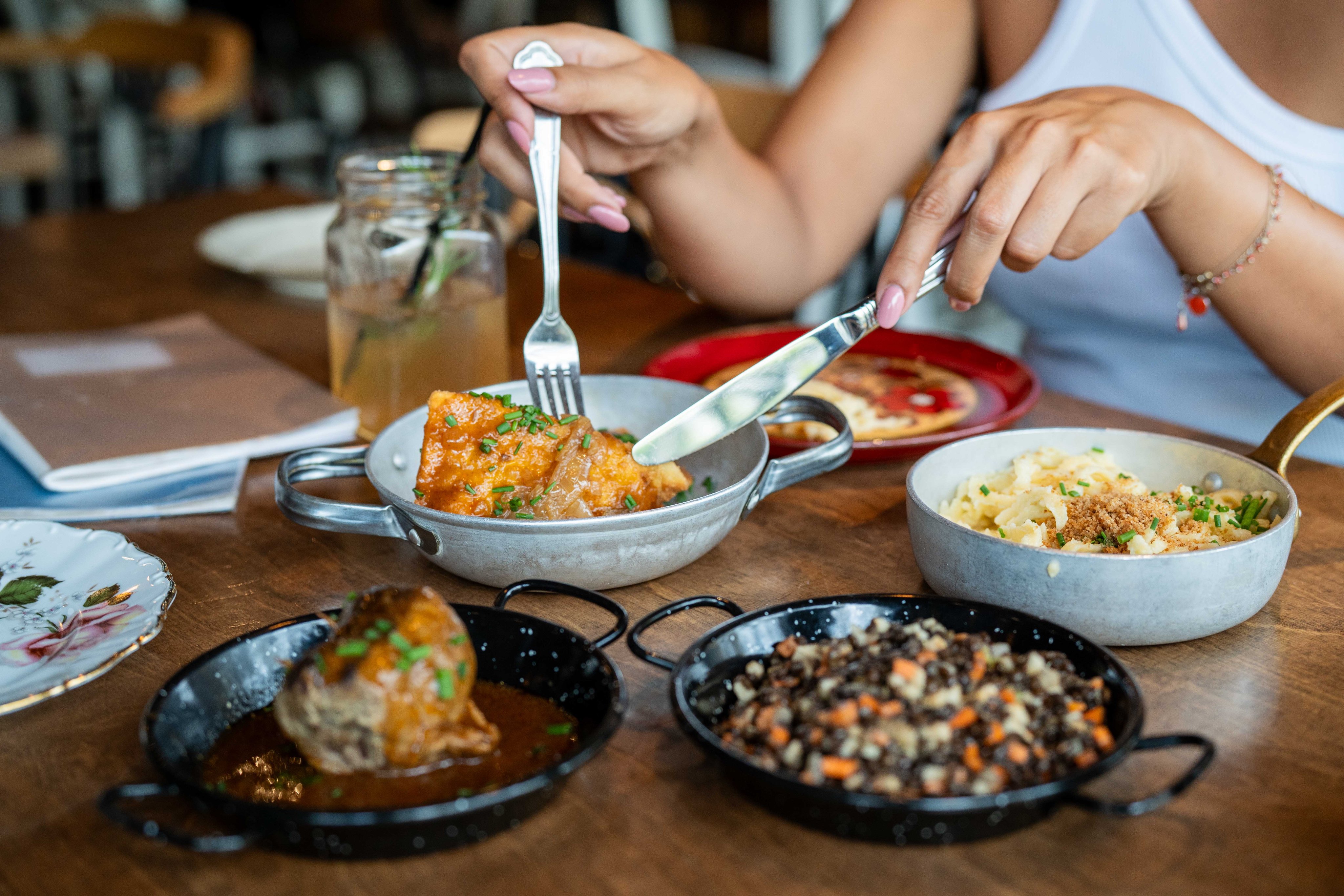 Vier verschieden Tapas: Linsensalat, Fleischbällchen, frittierte Maultaschen und Spätzle.