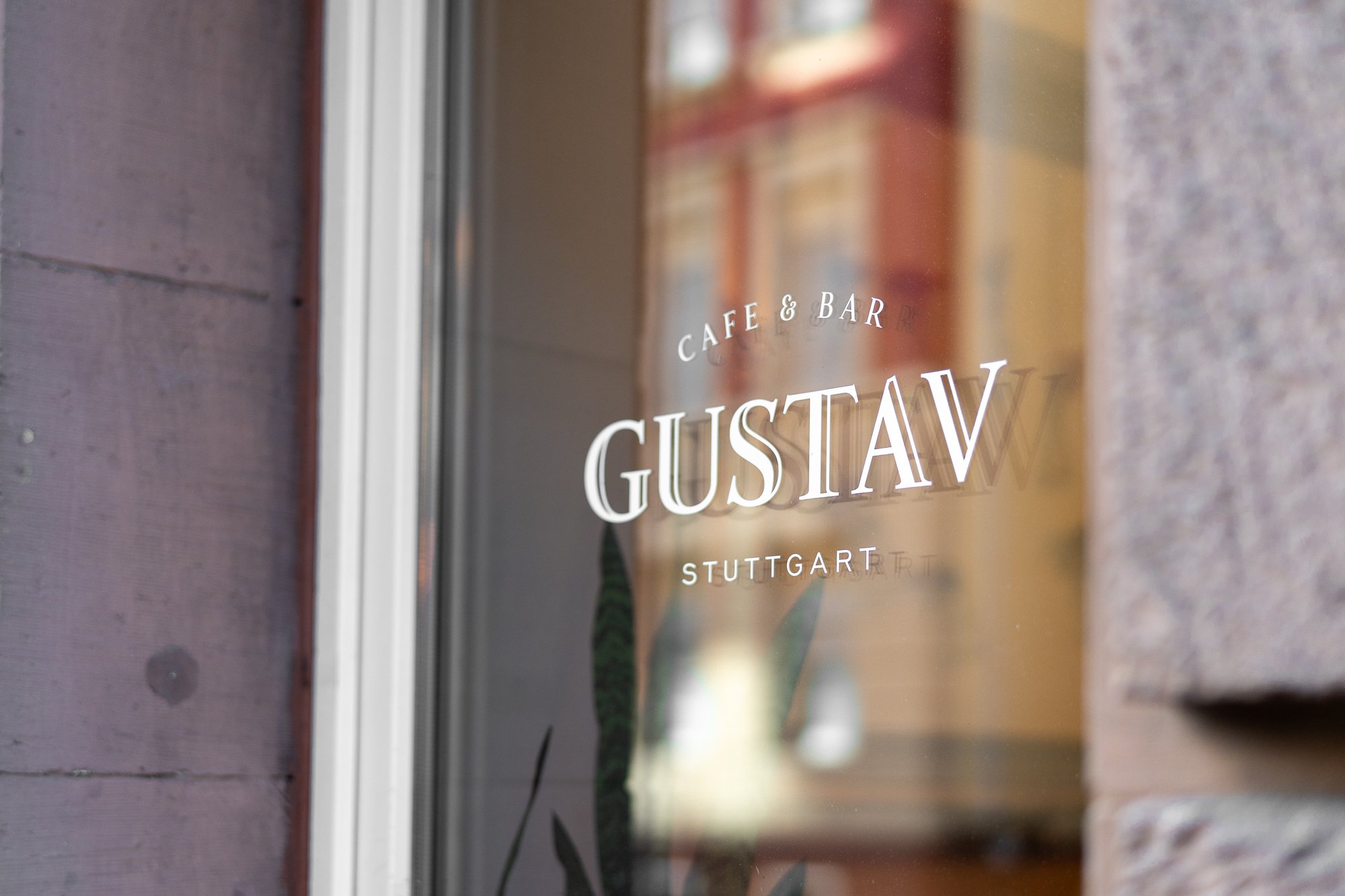Ein Fenster mit dem Text «Café & Bar Gustav Stuttgart» drauf.