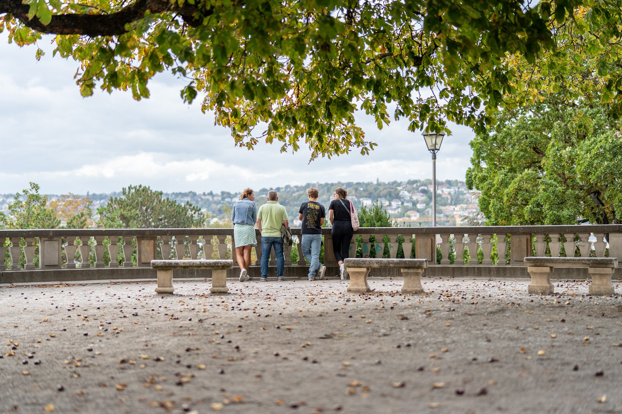 Vier Menschen stehen vor dem Gelände des Eugensplatz und bestaunen die Aussicht