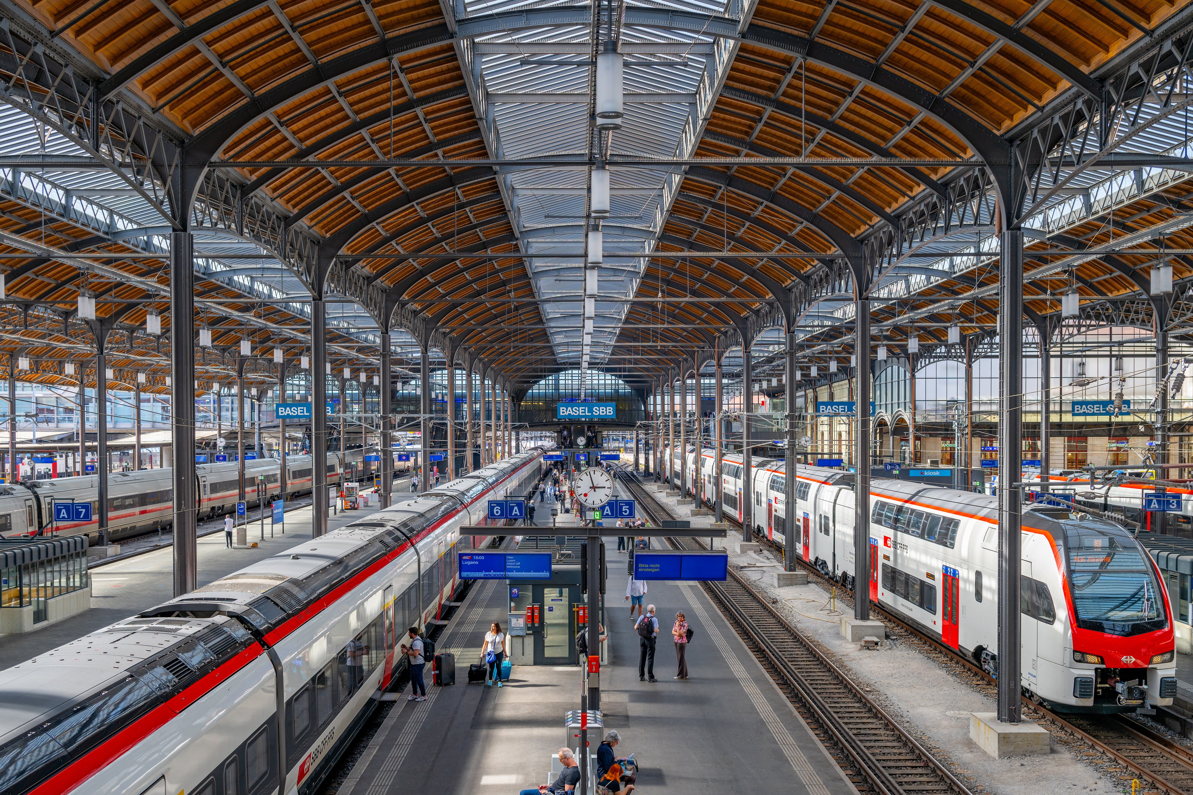 Bild zeigt die Perronhalle in Basel, u.a. mit einem Giruno