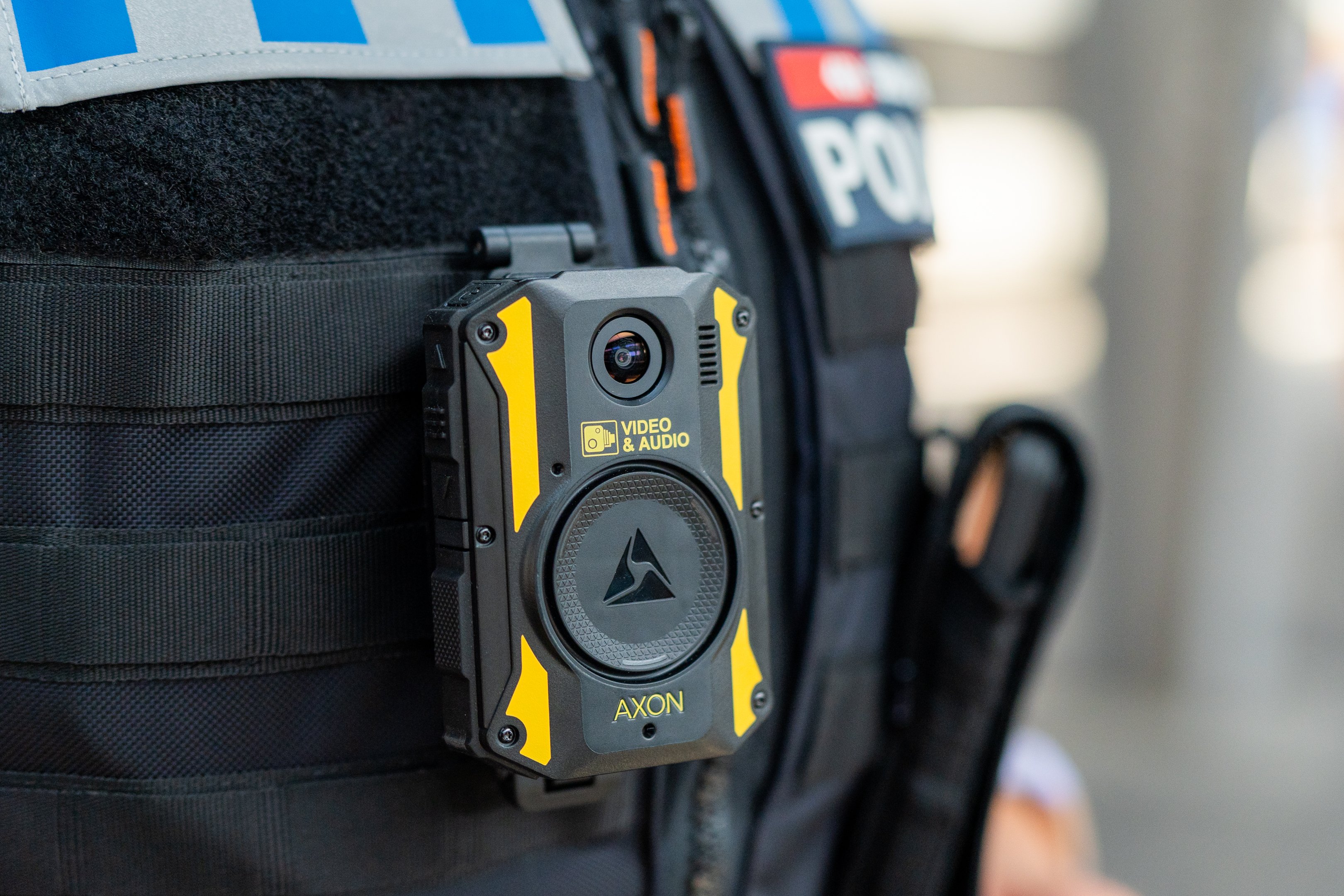 Nahaufnahme einer Bodycam an einer Sicherheitsweste der Transportpolizei