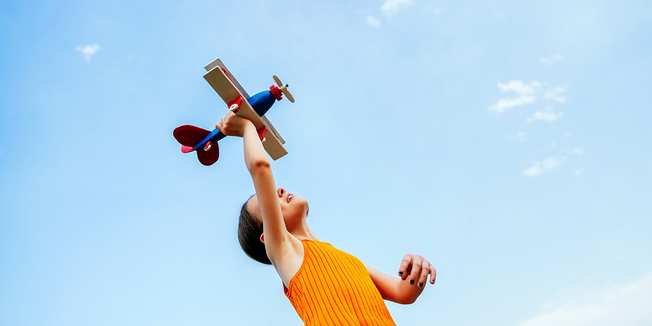 girl_wooden_plane