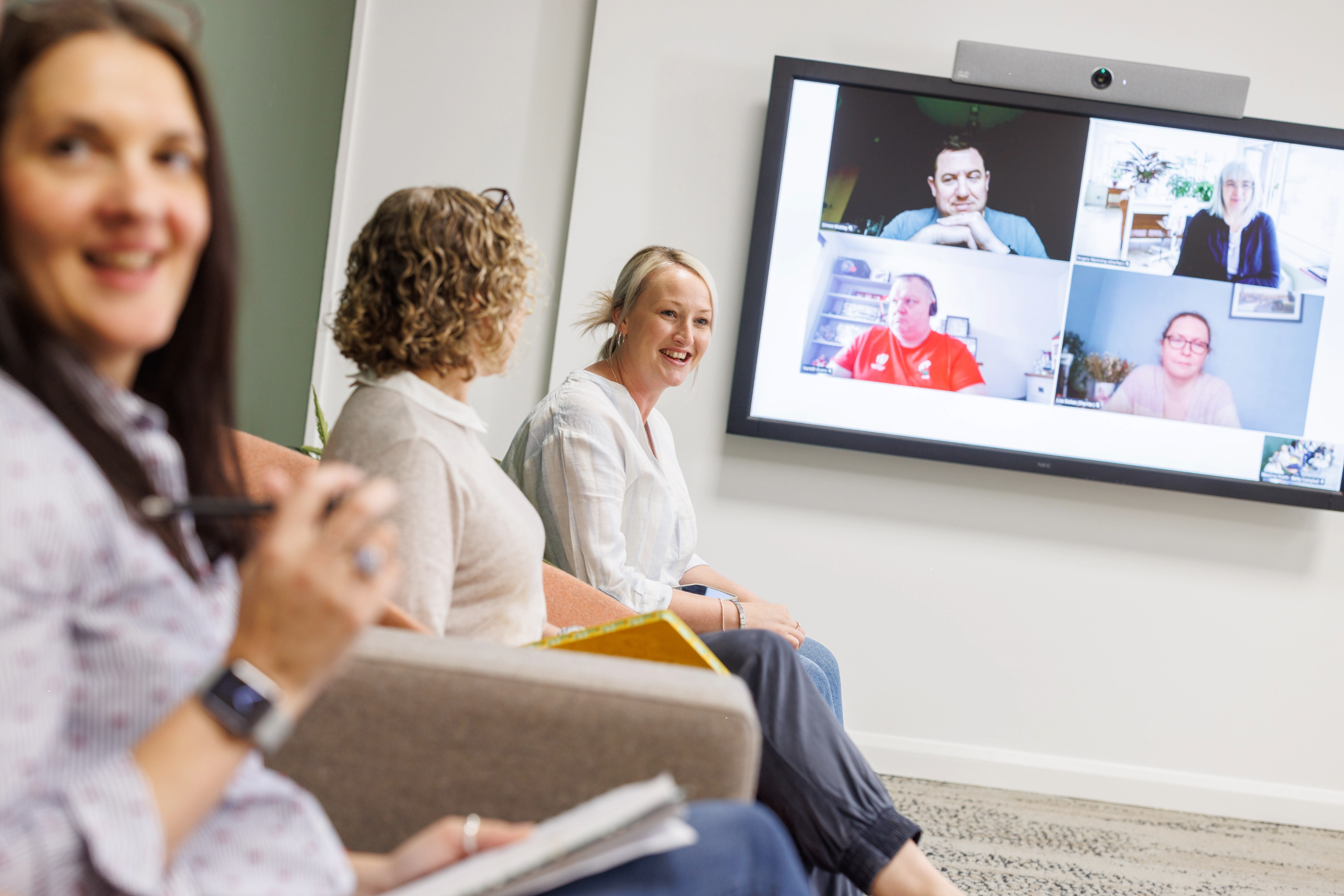 Colleages in an online meeting joint both from the office and remotely