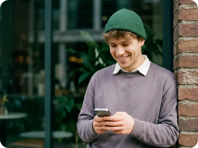 Junger Mann mit Handy