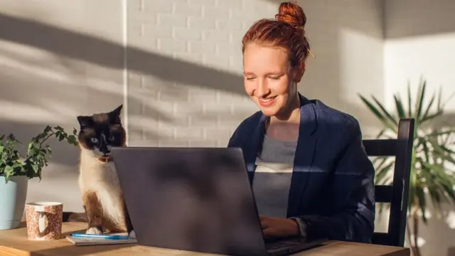 Young professional uses Taxfix
