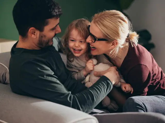 Glückliche Kinder mit Kind
