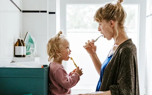 Mutter mit Kleinkind ,zähneputzend