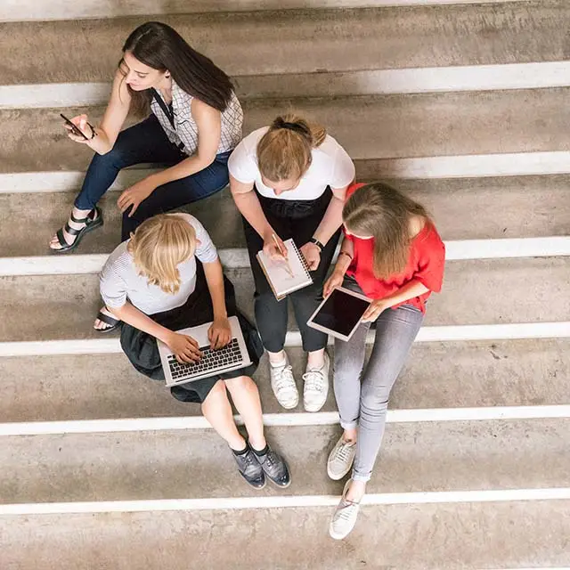 Studentinnen lernen auf einer Treppe