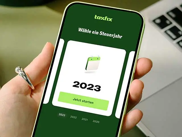 Smartphone mit Taxfix-App: Steuerjahr 2023