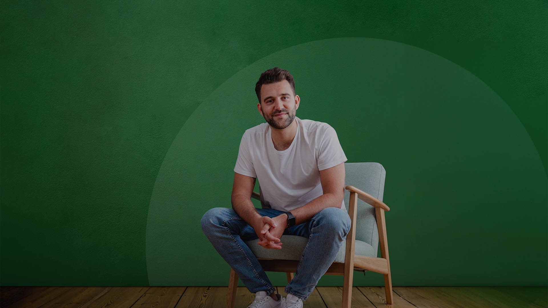 Podcast-Werbung mit lächelndem Mann auf Stuhl vor grünem Hintergrund, Text zum Thema Geld.